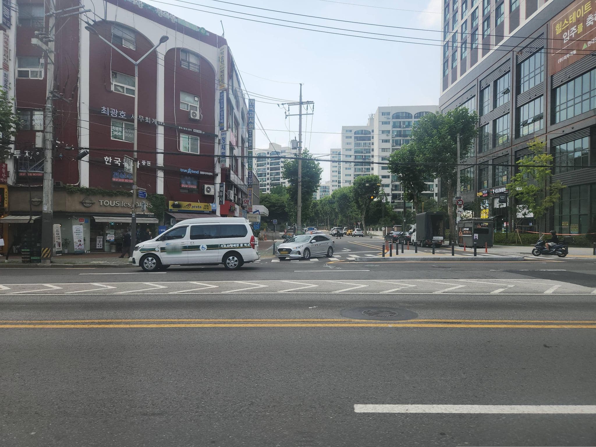 Street view near Flower Hotel, Seoul — © korscene (CC BY-SA · Mapillary)