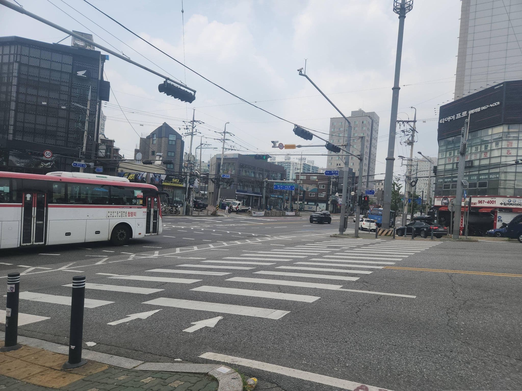 Street view near Forum "Truth & Justice", Seoul — © korscene (CC BY-SA · Mapillary)