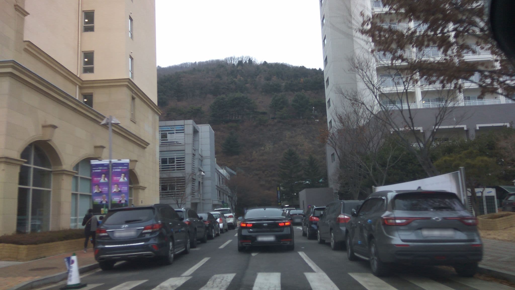 Street view near 대명비발디파크 체리동(Cherry Building), Hongch’ŏn — © eneerhut (CC BY-SA · Mapillary)