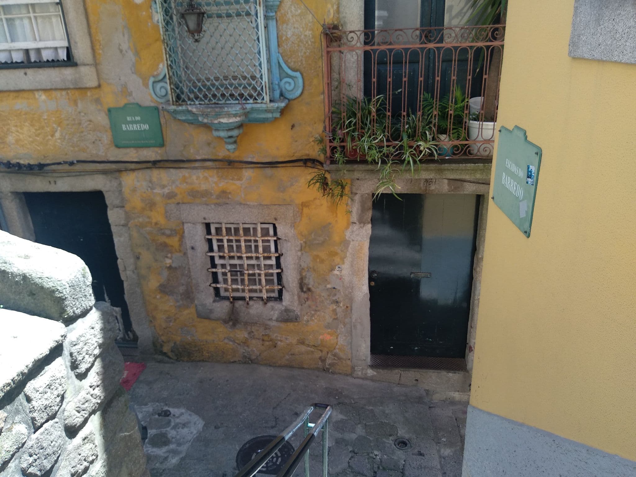 Street view near Barredo Ribeira Apartments, Porto