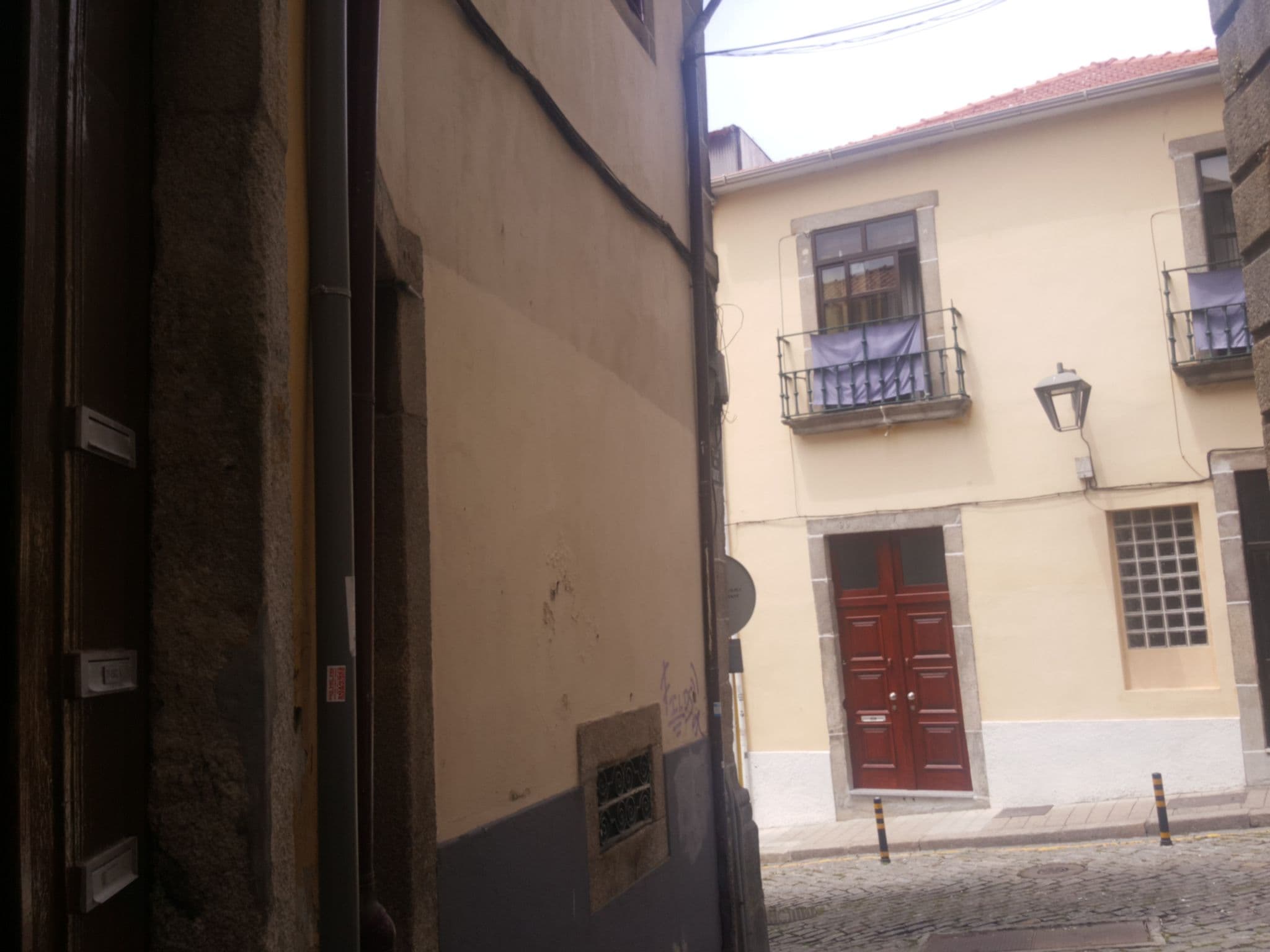 Street view near Taipas Apartments, Porto