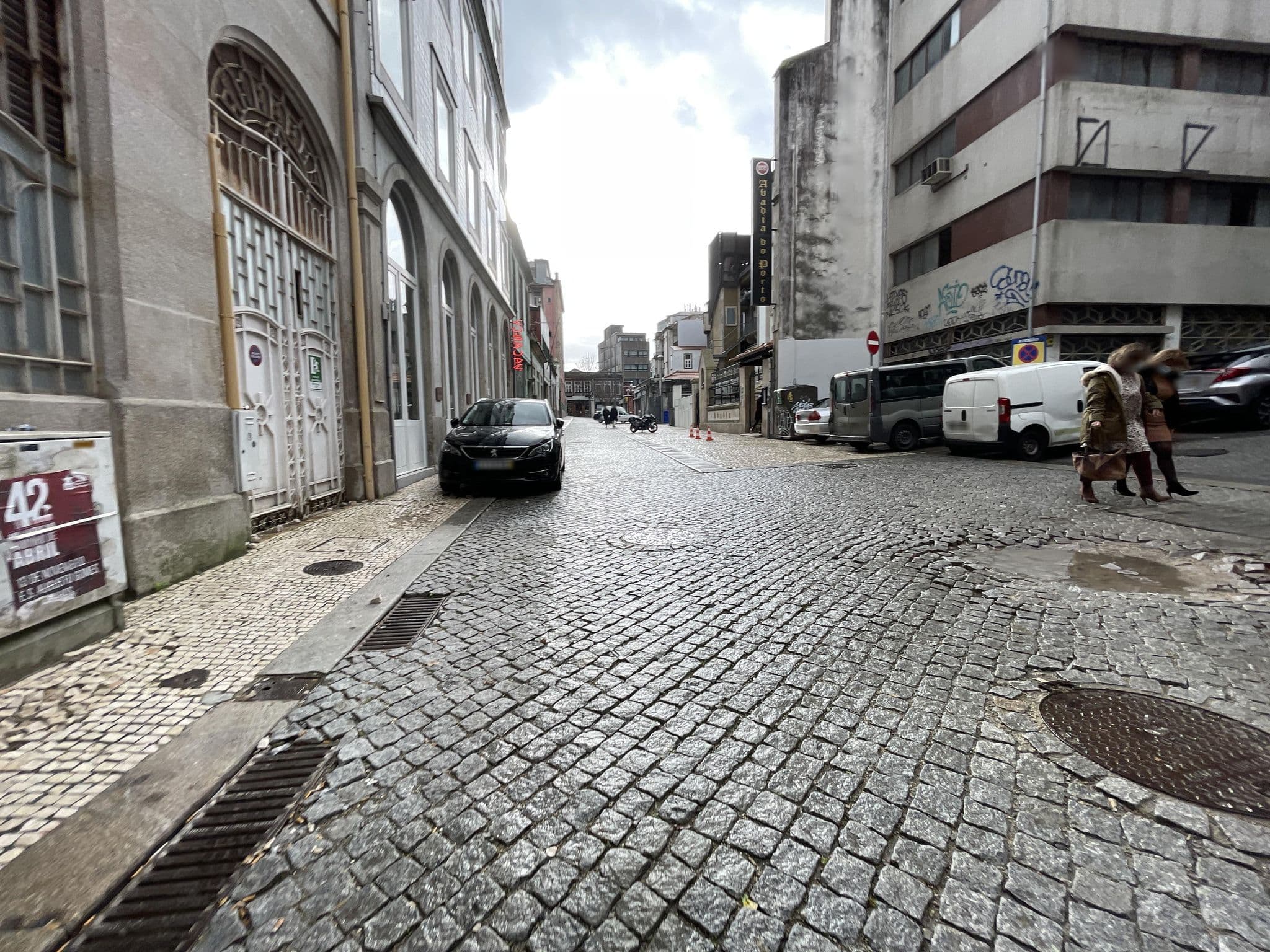 Street view near Grande Hotel do Porto, Porto