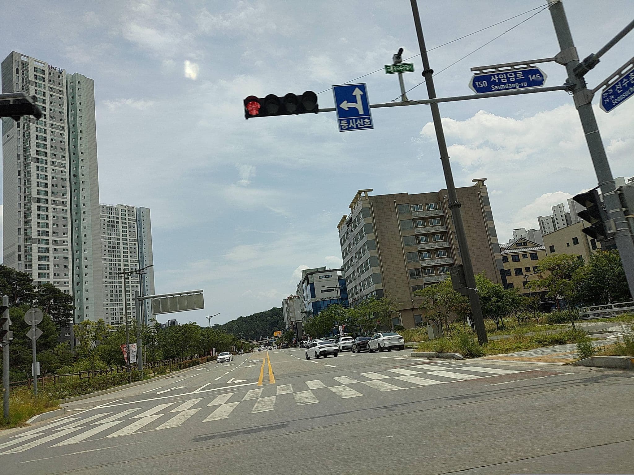Street view near Golden Palace, Gangneung — © ChenJJ (CC BY-SA · Mapillary)