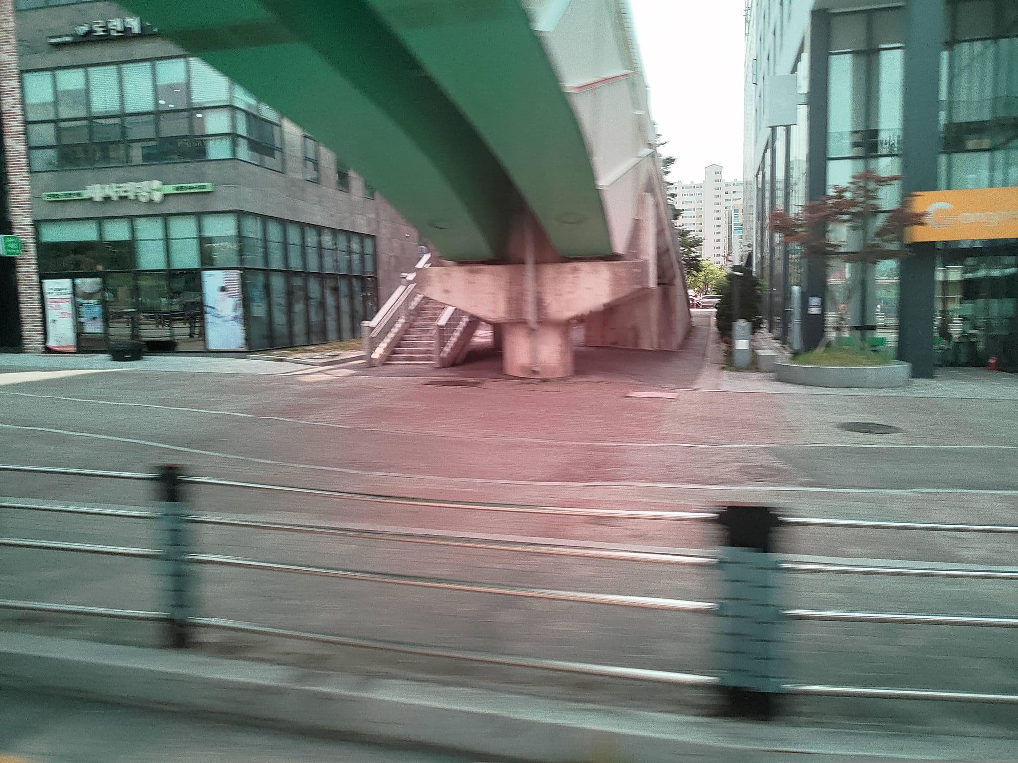 Street view near 강릉씨티호텔, Gangneung — © ChenJJ (CC BY-SA · Mapillary)