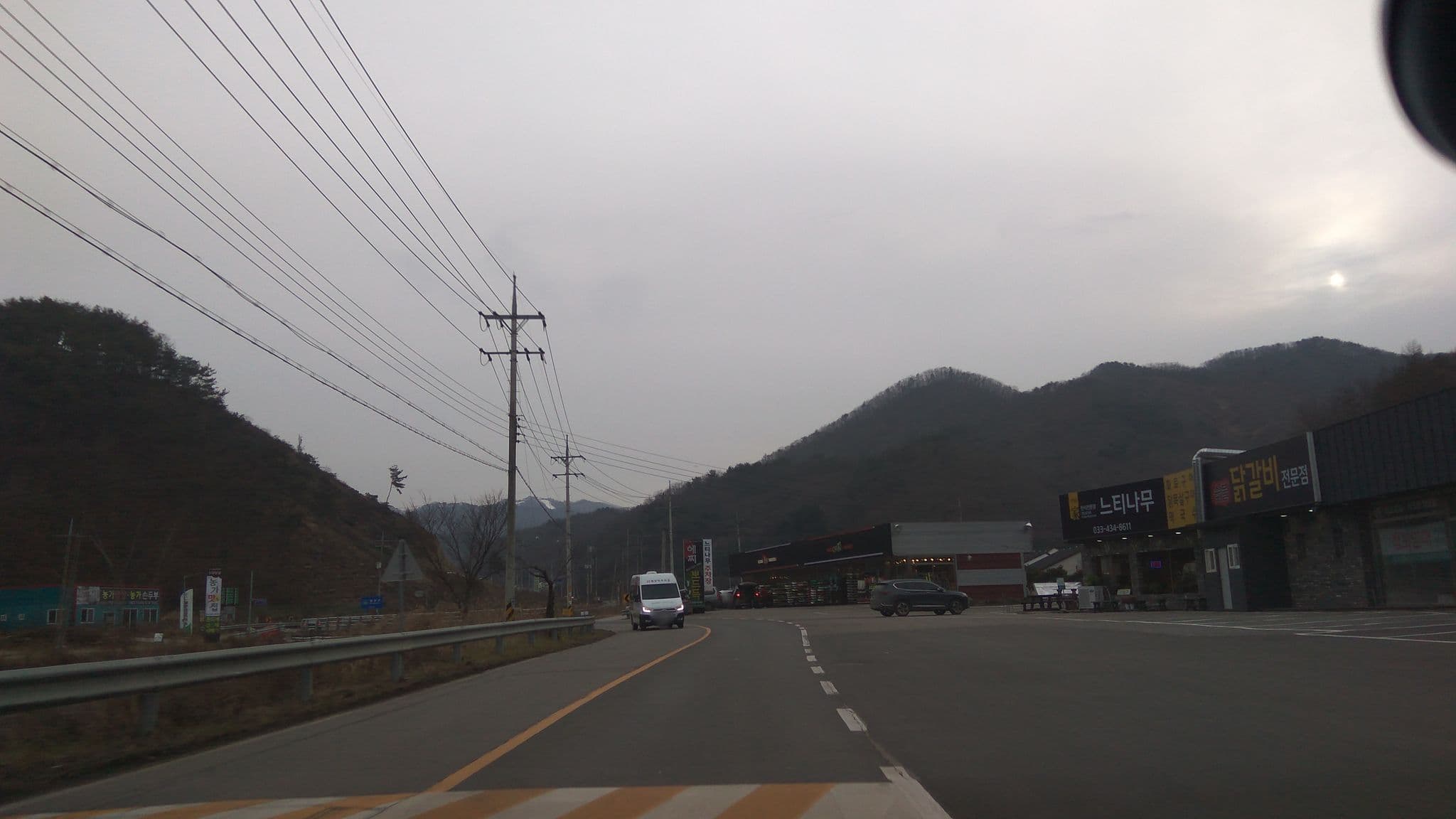 Street view near 알프스펜션, Hongch’ŏn — © eneerhut (CC BY-SA · Mapillary)