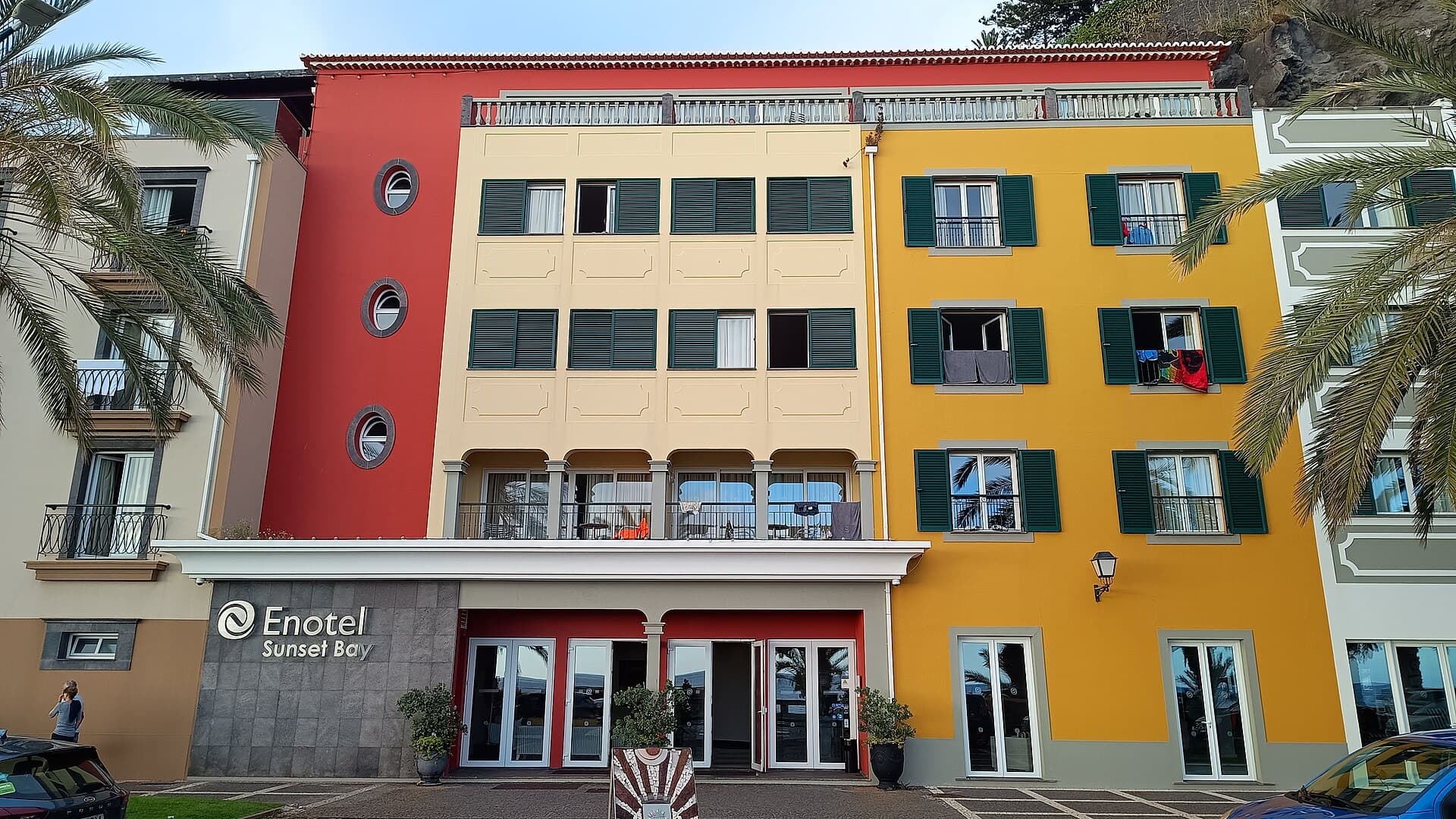 Enotel Sunset Bay (via Wikimedia Commons, CC0)