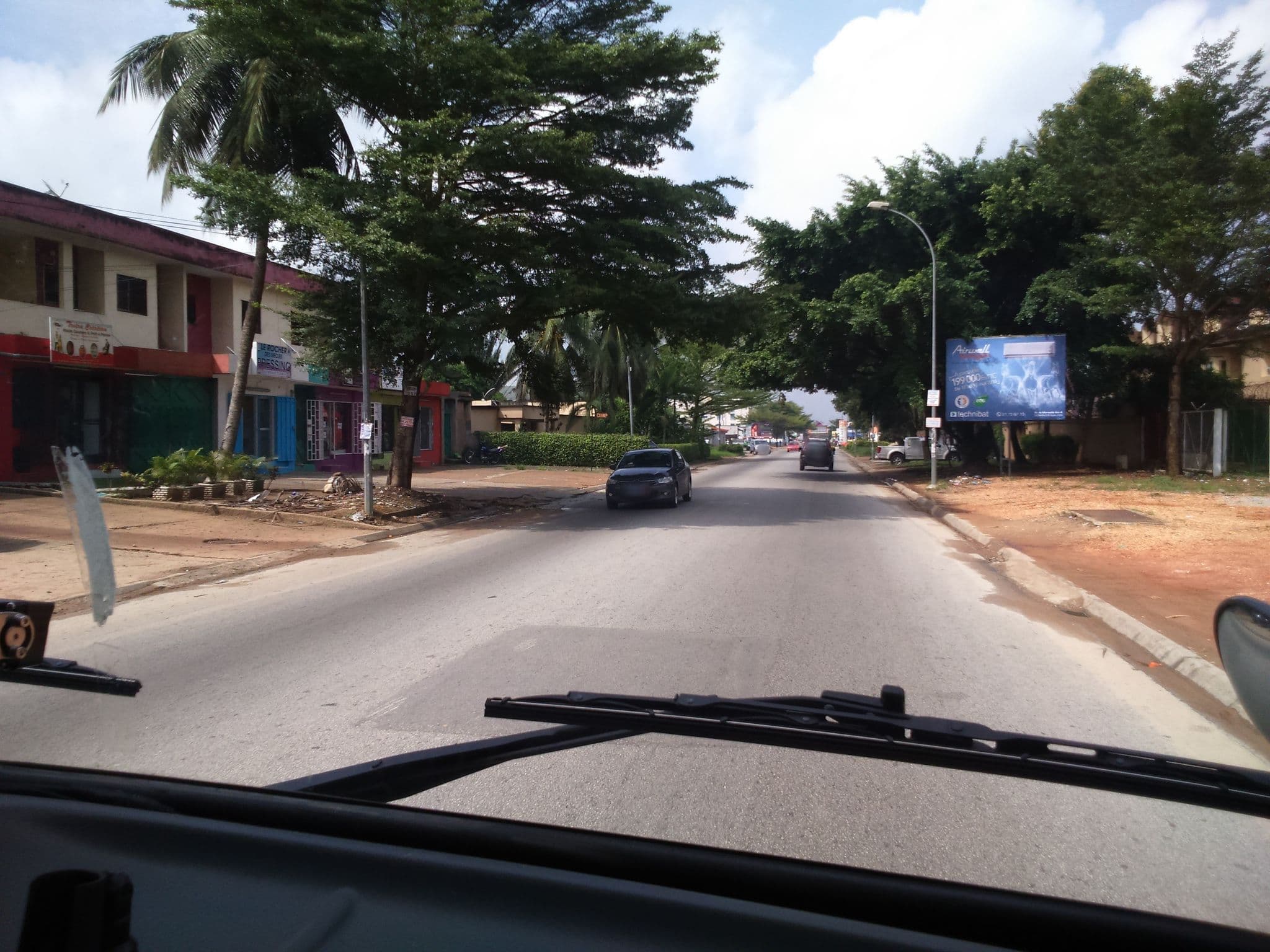 Street view near HOTEL FAMILLE MONDIALE 世家国际酒店, Abidjan — © abenesit (CC BY-SA · Mapillary)