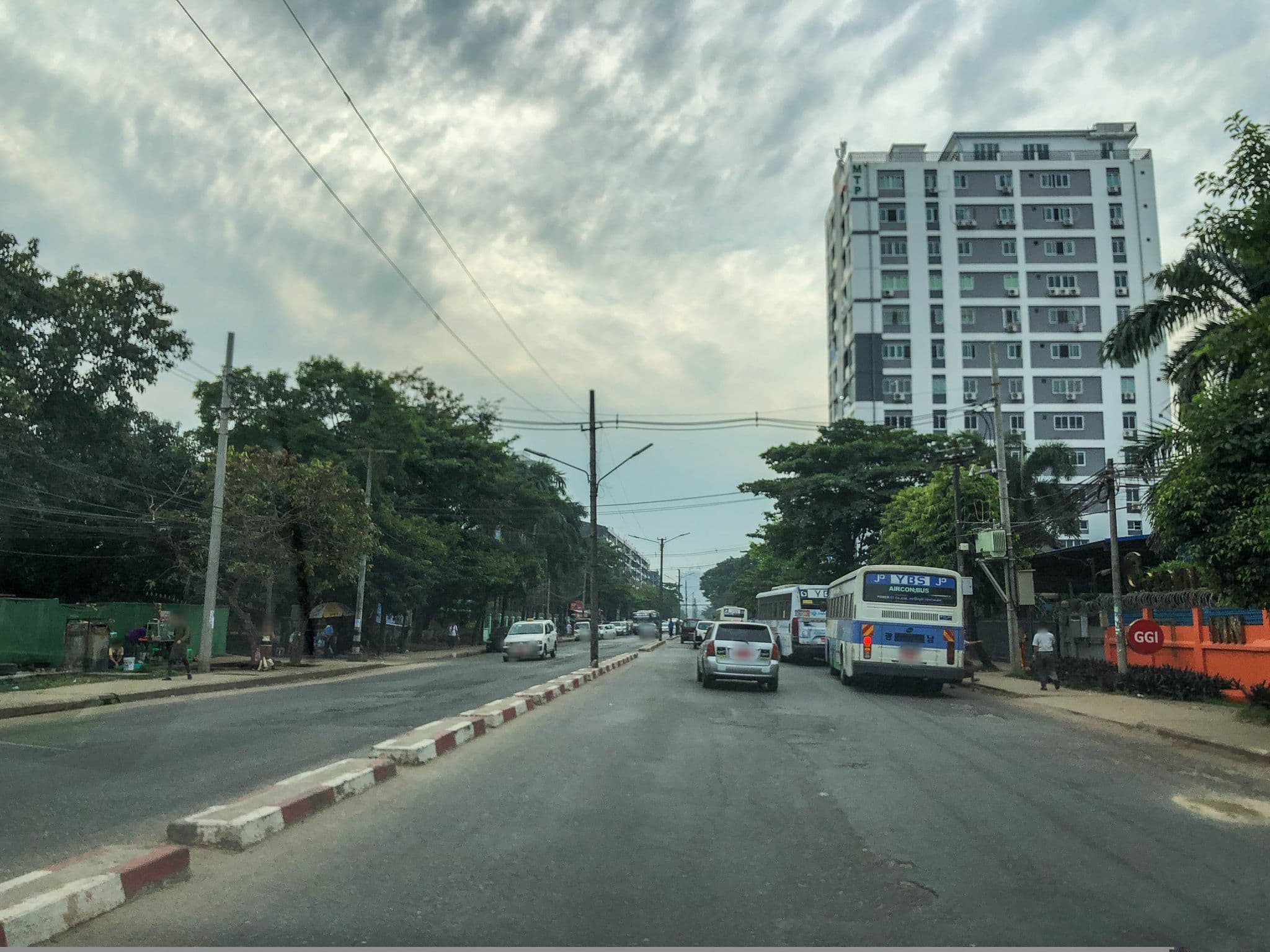 Street view near Golden Guest Inn, Hledan — © laye (CC BY-SA · Mapillary)