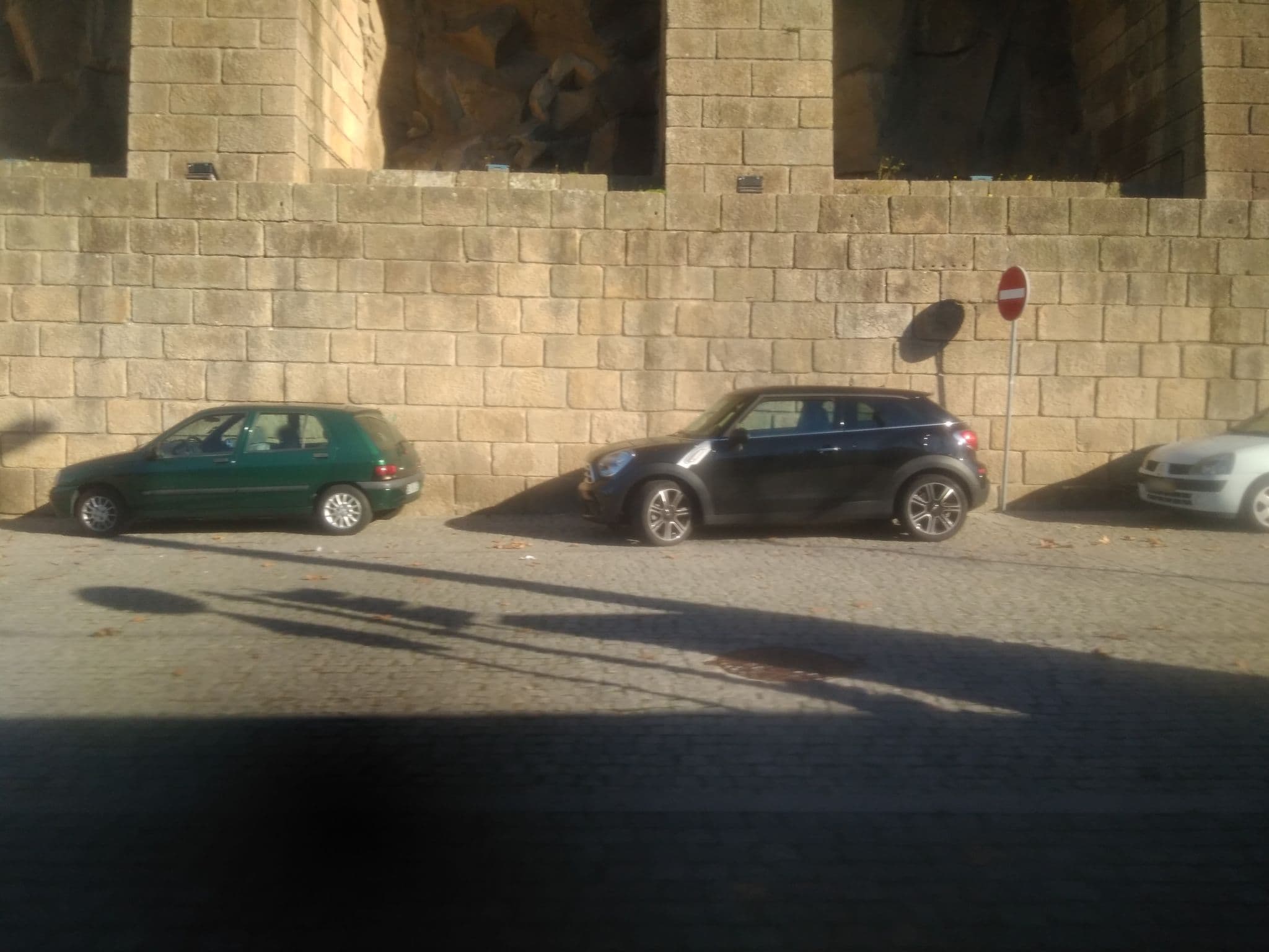 Street view near Hotel Vincci Ponte de Ferro, Porto