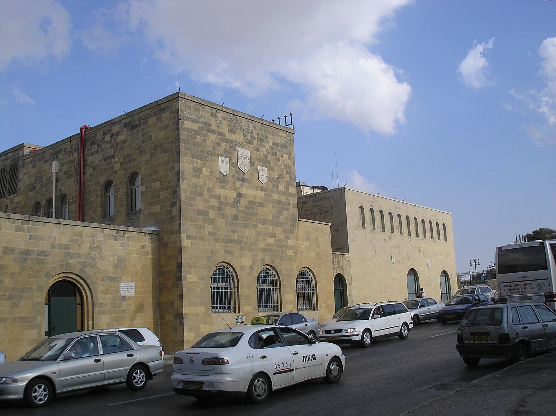 Mount Zion Gym (via Wikimedia Commons, CC BY-SA 3.0)