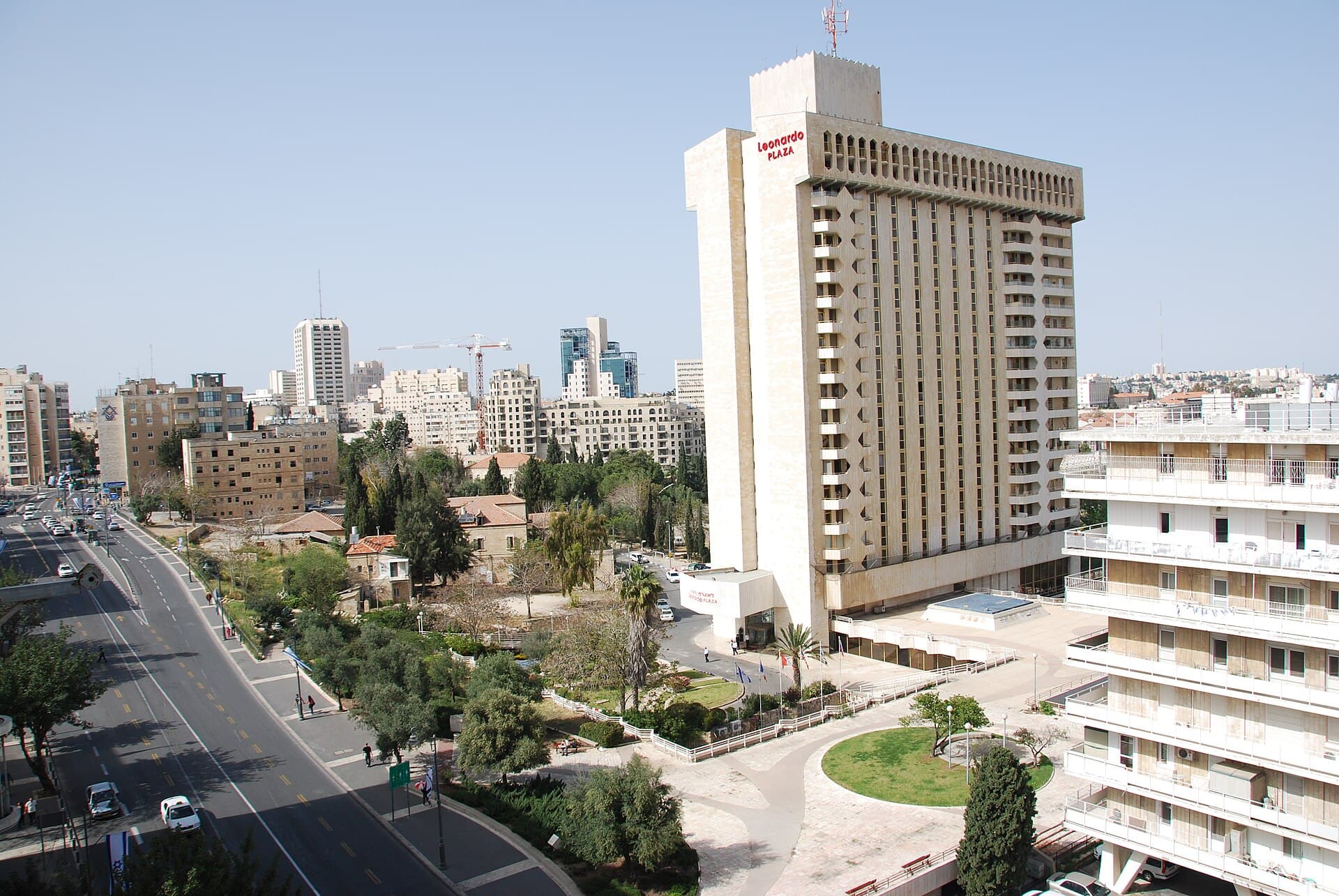 Leonardo Plaza Jerusalem (לאונרדו פלאזה ירושלים) (via Wikimedia Commons, Public domain)