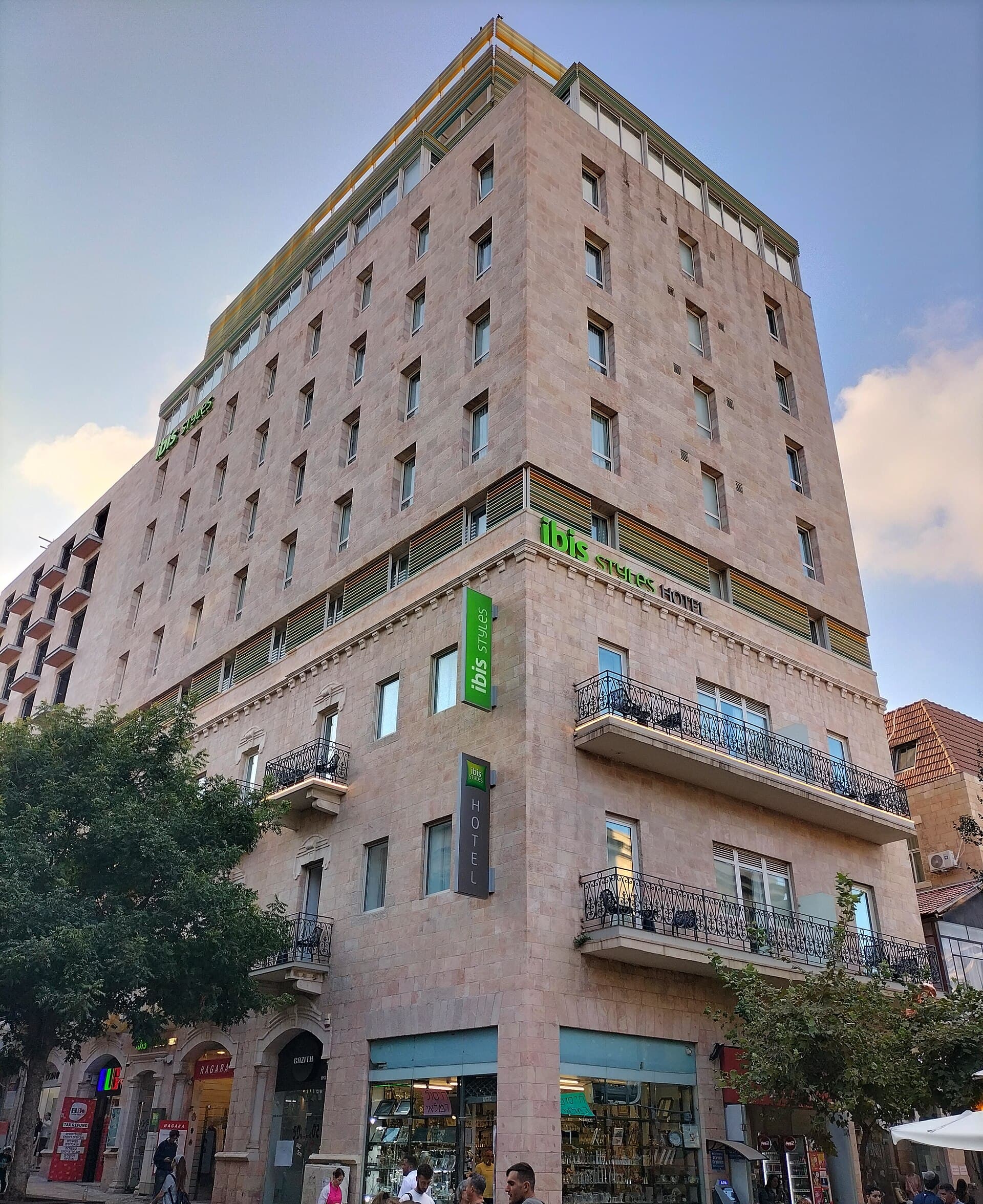 Ibis Styles Jerusalem City Center (via Wikimedia Commons, CC BY-SA 3.0)