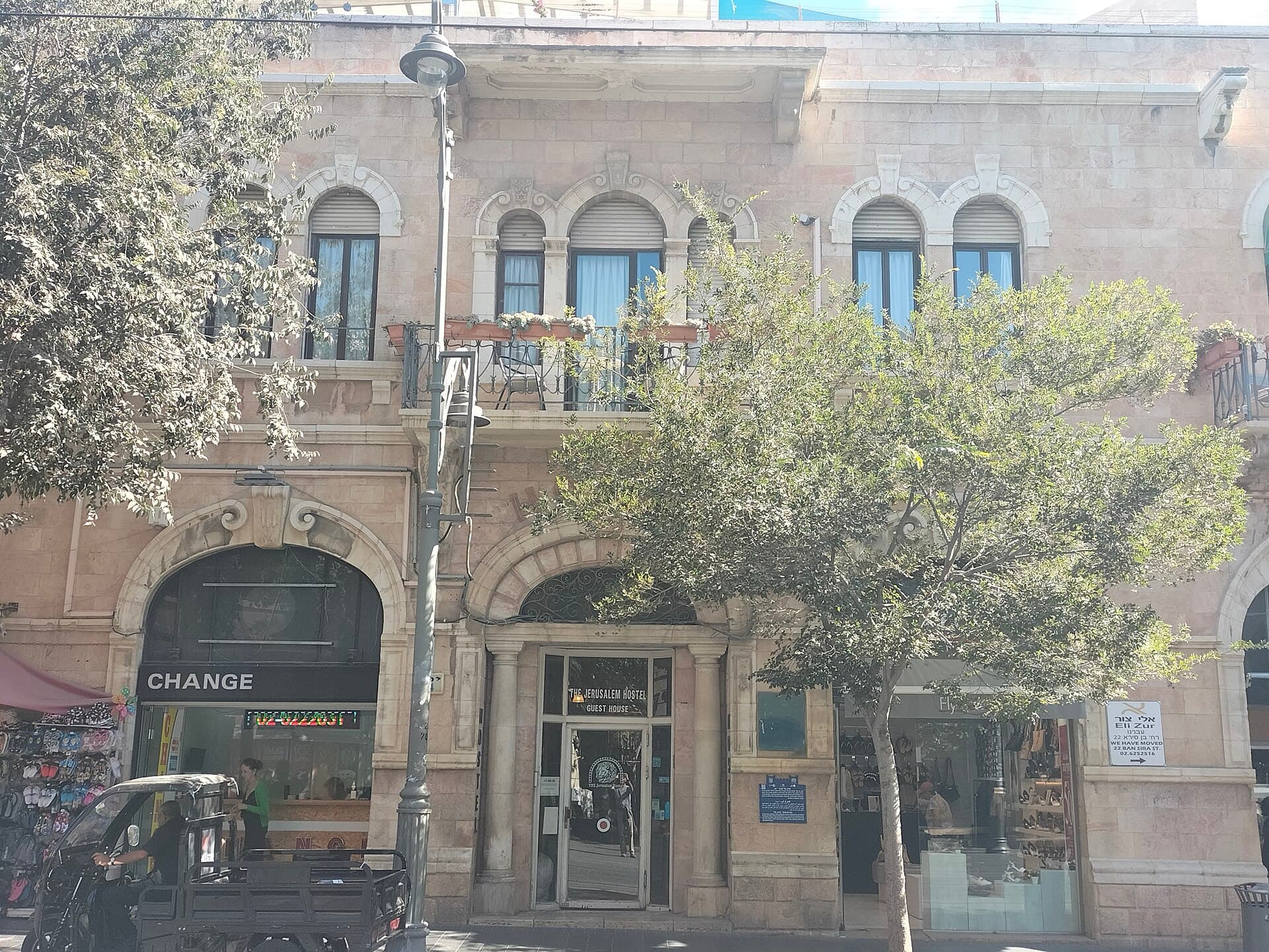 Jerusalem Hostel (via Wikimedia Commons, CC BY-SA 3.0)