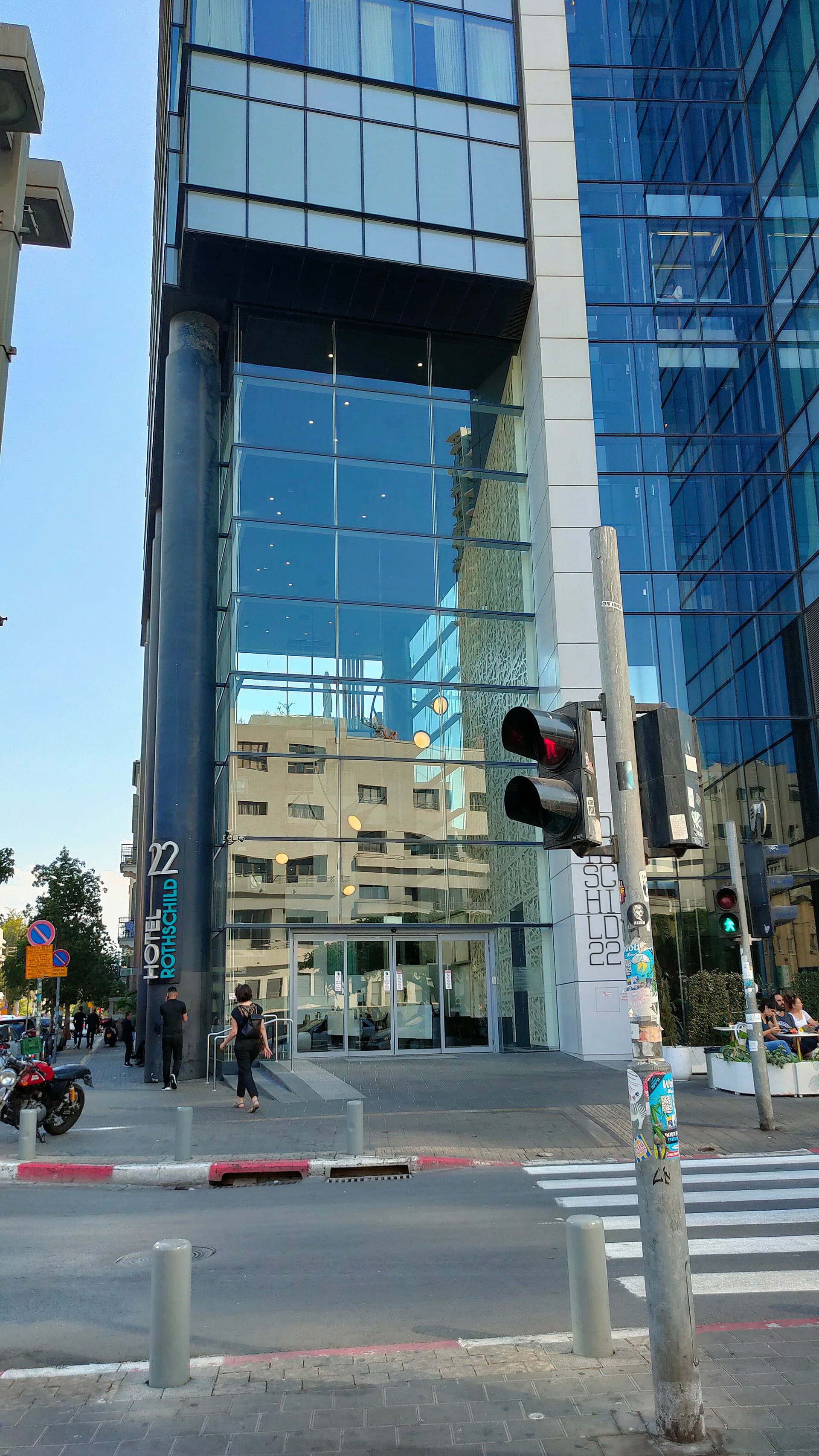 Hotel Rothschild 22 (via Wikimedia Commons, CC BY-SA 4.0)