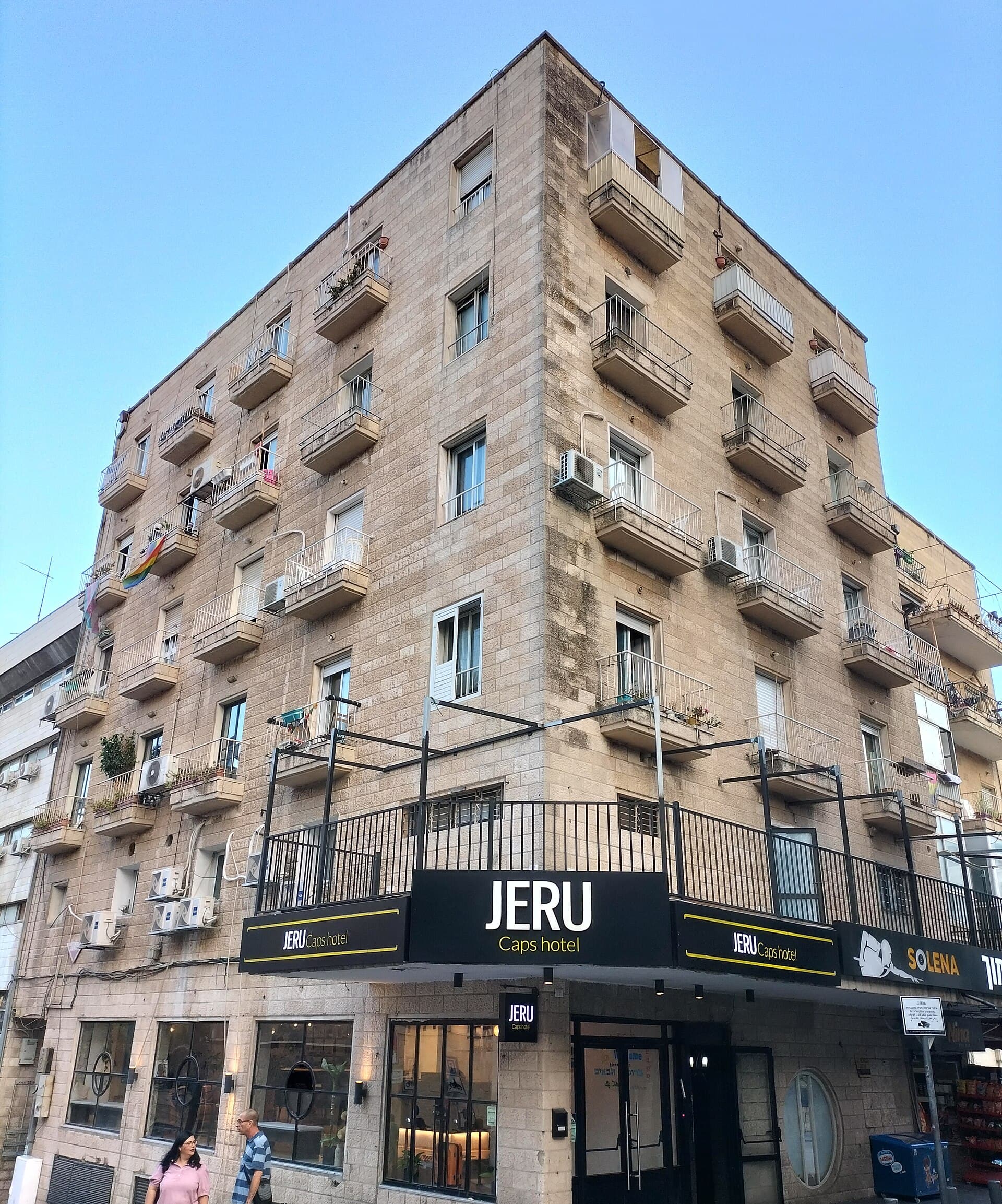 Jeru Caps Hotel (via Wikimedia Commons, CC BY-SA 3.0)