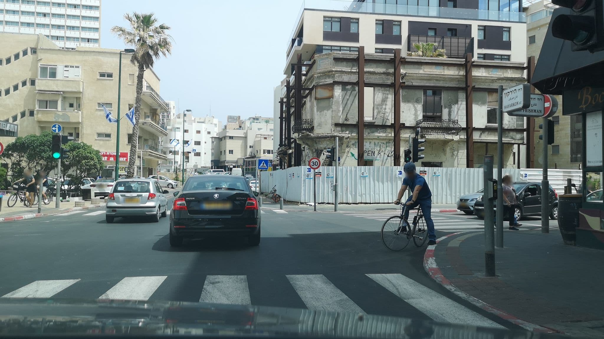 Street view near The Home Apartaments, Tel Aviv — © ran2010 (CC BY-SA · Mapillary)