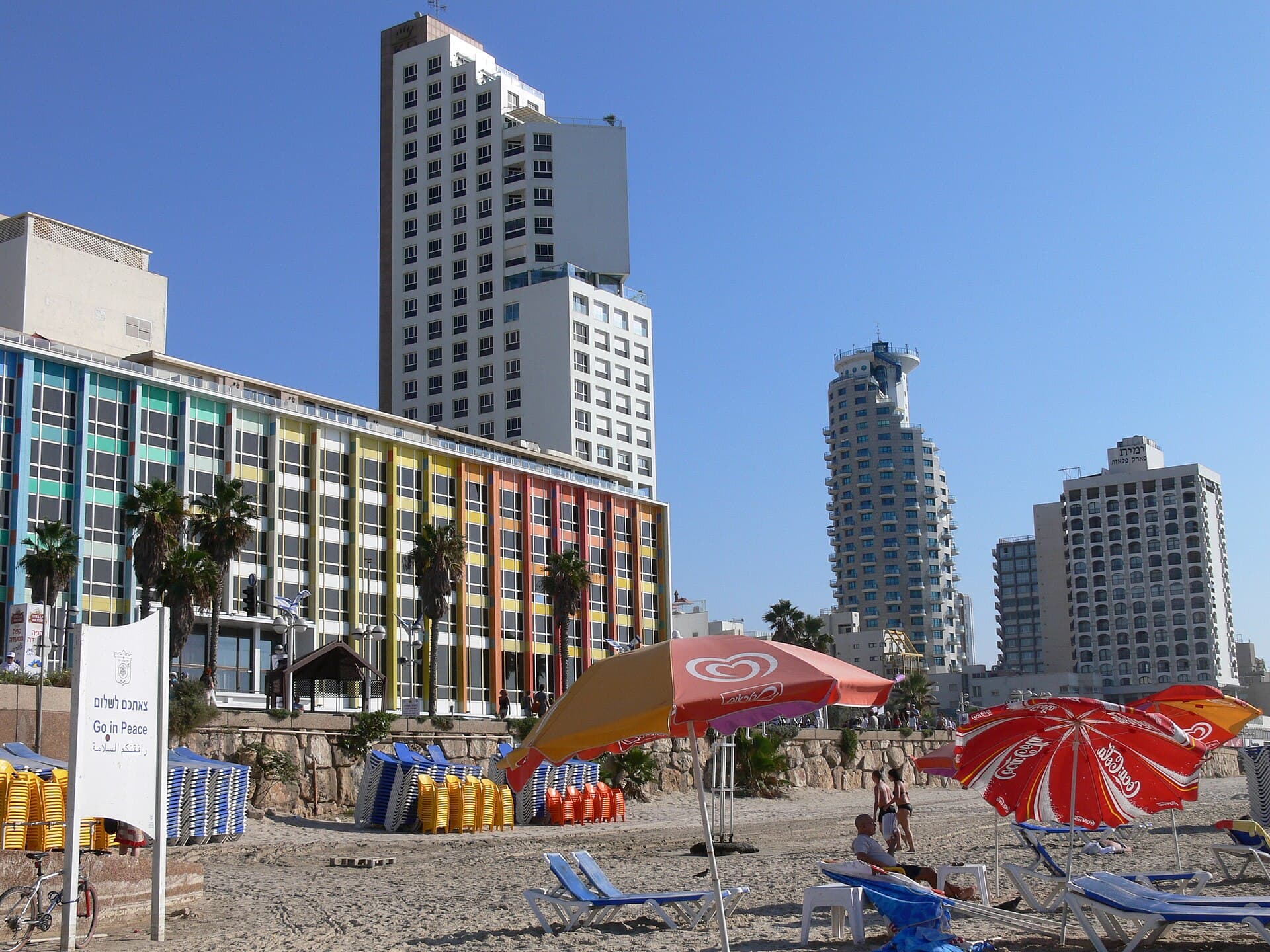 Tel Aviv Suites (via Wikimedia Commons, CC BY 2.0)