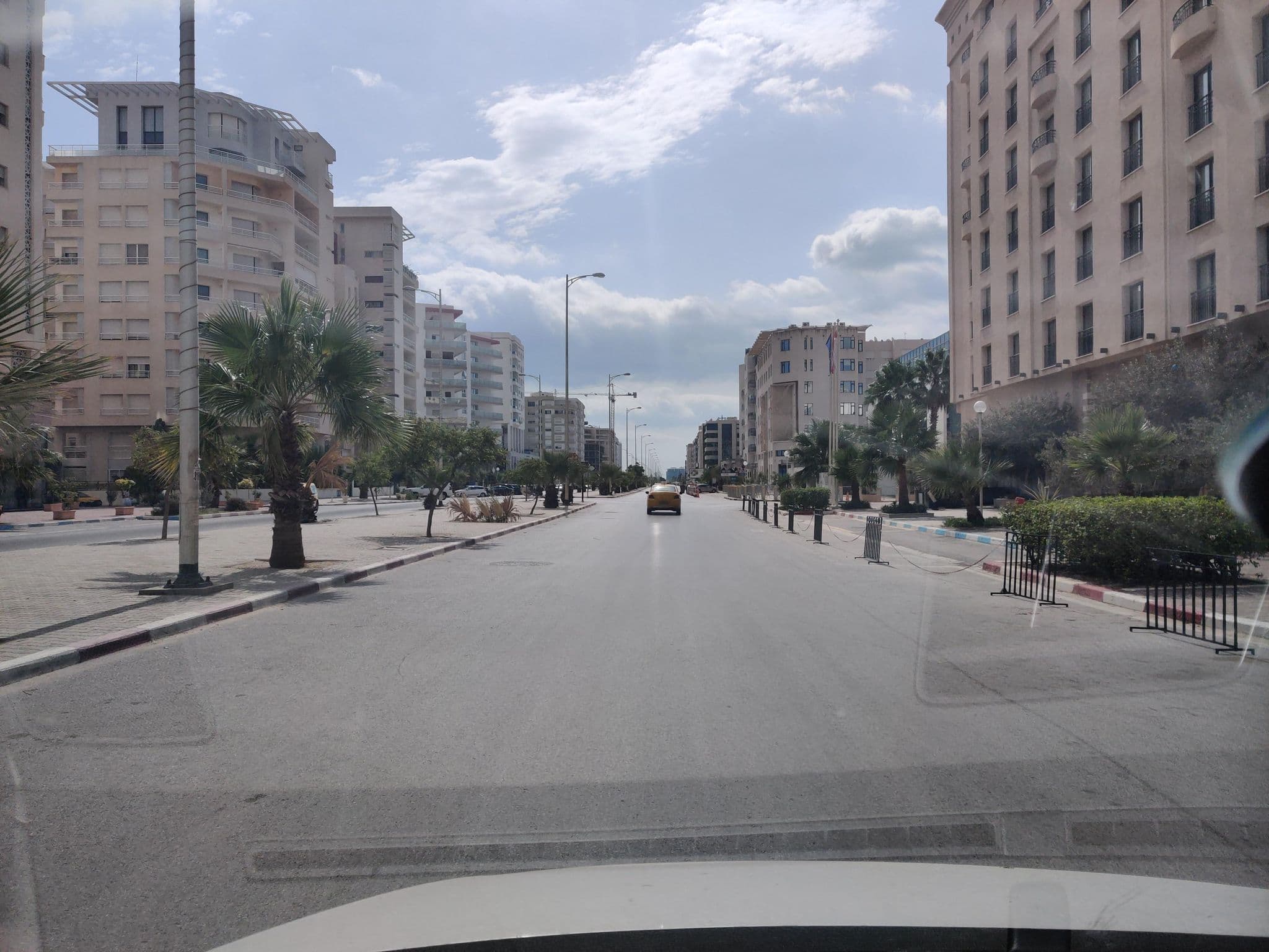 Street view near Le Corail Suites Hotel, Le Kram — © selimachour (CC BY-SA · Mapillary)