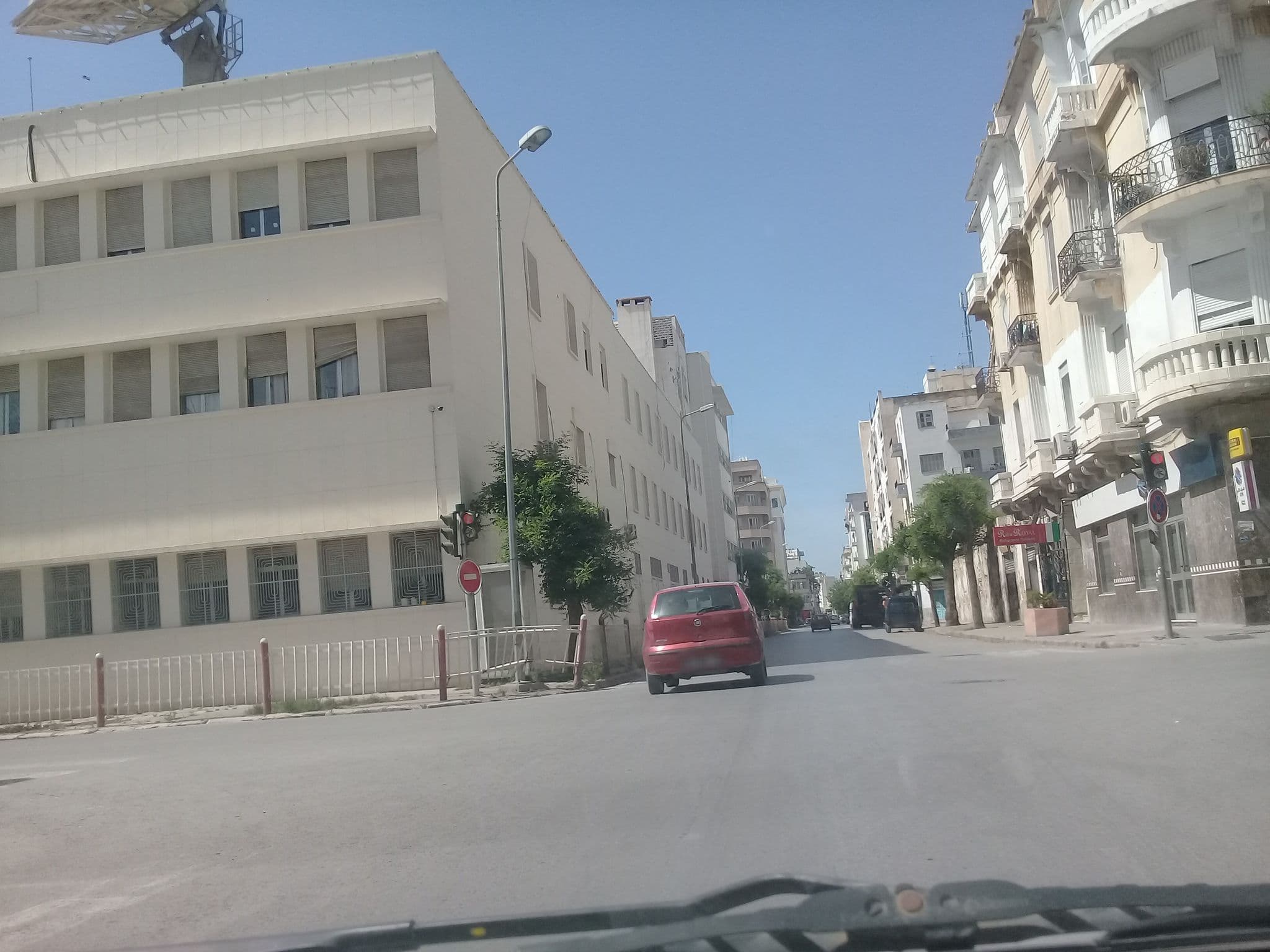 Street view near Yadis Ibn Khaldoun Hotel, Tunis — © graphicom (CC BY-SA · Mapillary)