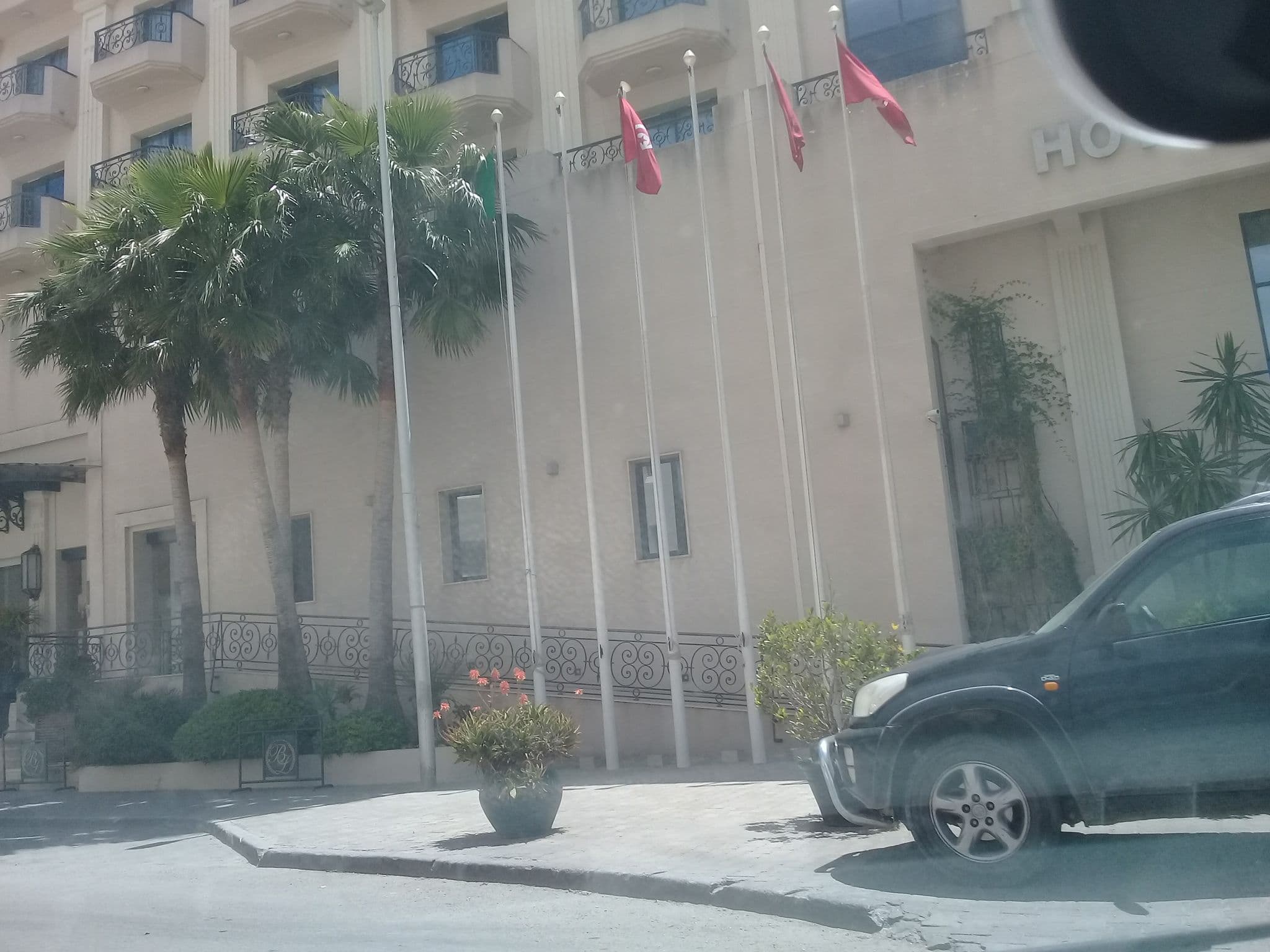 Street view near Les Berges Du Lac Concorde Hotel, Aryanah — © graphicom (CC BY-SA · Mapillary)