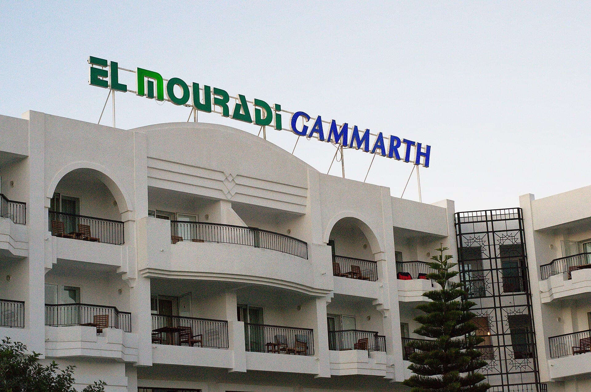 El Mouradi Hôtel Gammarth (via Wikimedia Commons, CC BY 4.0)