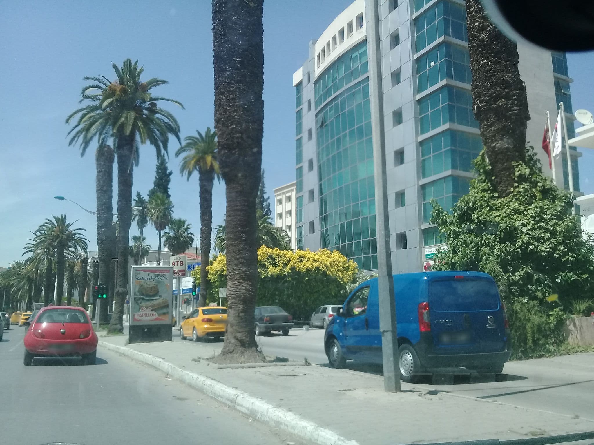 Street view near Hôtel La Maison Blanche Tunis, Tunis — © graphicom (CC BY-SA · Mapillary)
