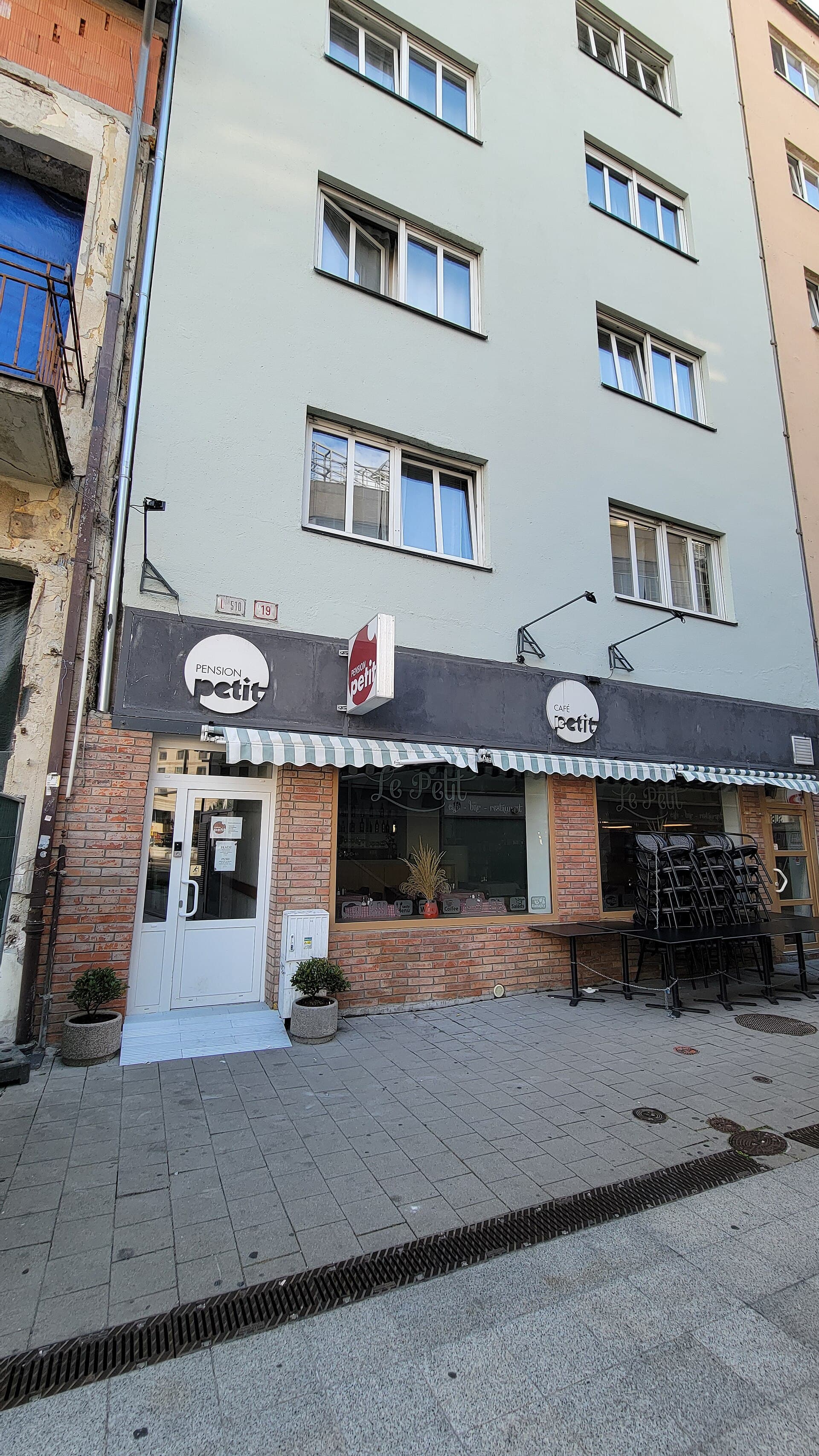 Pension Petit (via Wikimedia Commons, CC BY-SA 3.0)