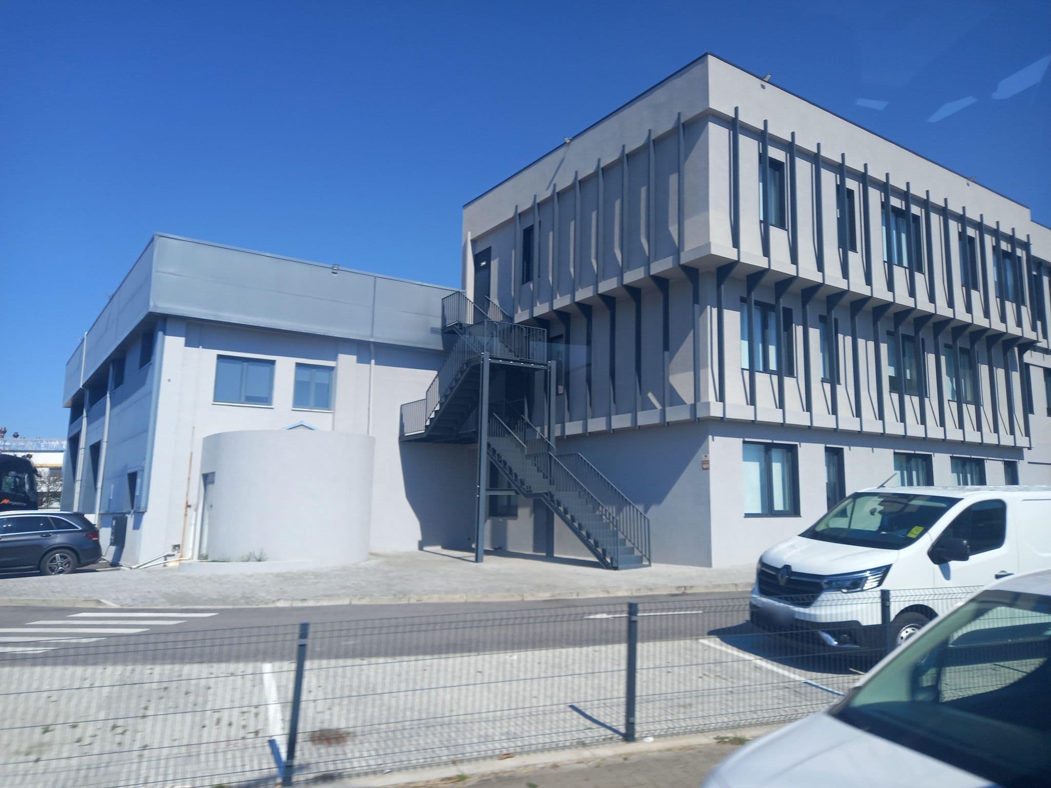 Street view near Flag Hotel, Rio de Mouro — © danielagos12 (CC BY-SA · Mapillary)