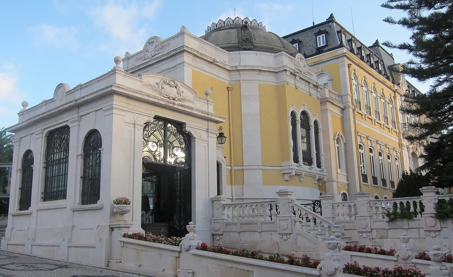 Hotel Pestana Palace (via Wikimedia Commons, CC BY 2.0)