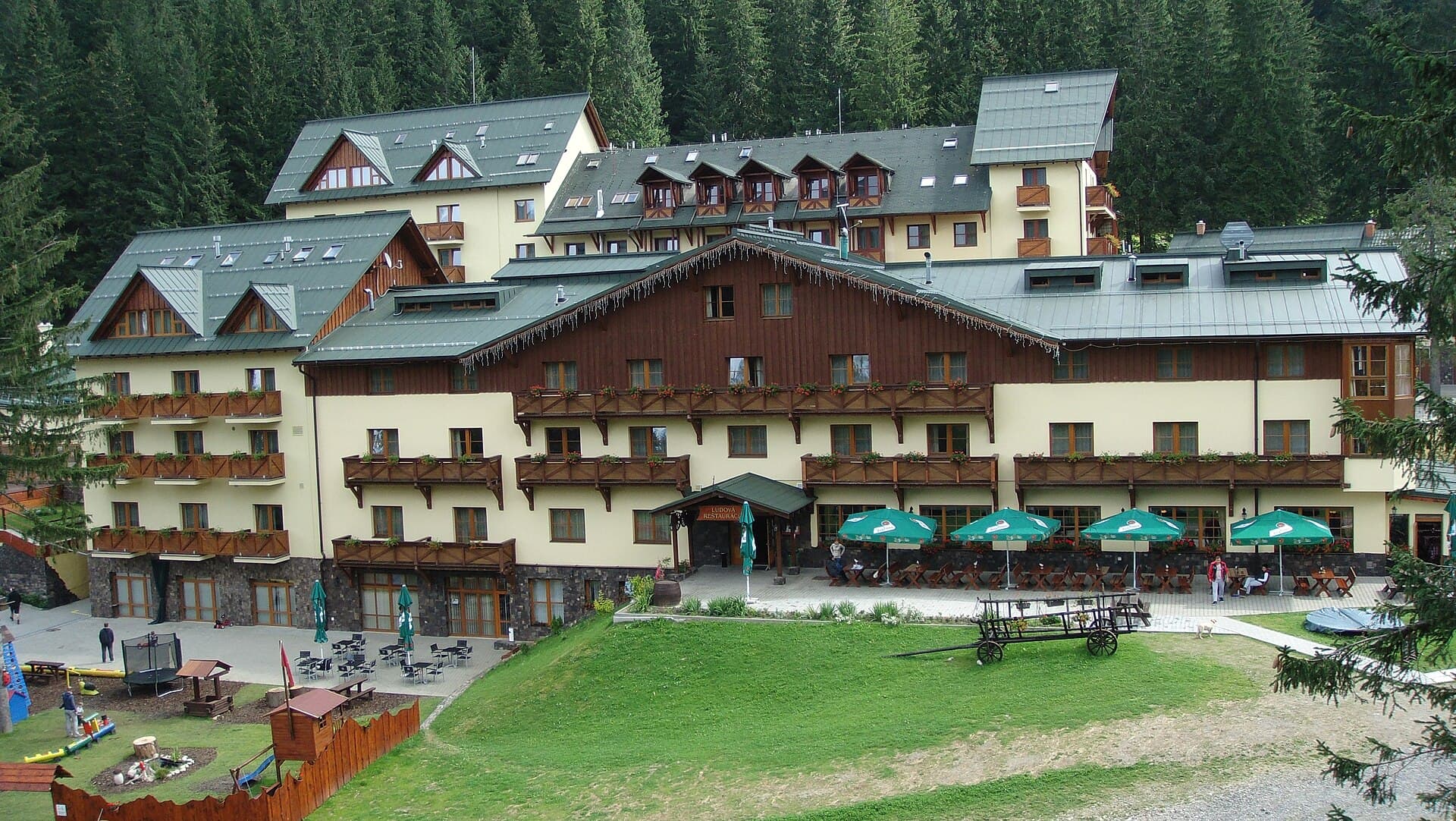 Ski & Wellness Residence Družba (via Wikimedia Commons, CC BY-SA 3.0)