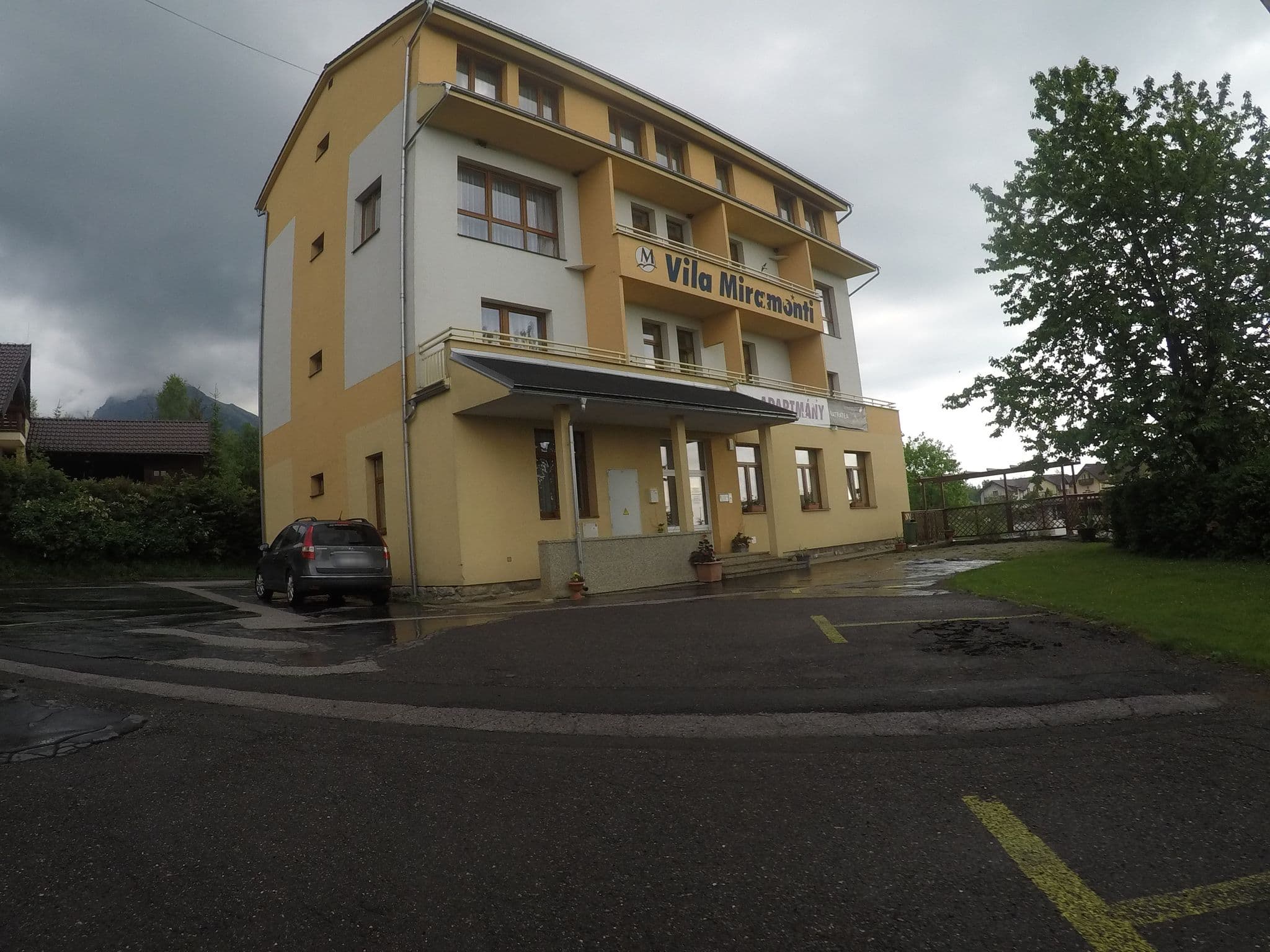 Street view near Vila Miramonti, Vysoké Tatry — © chrisbeddow (CC BY-SA · Mapillary)