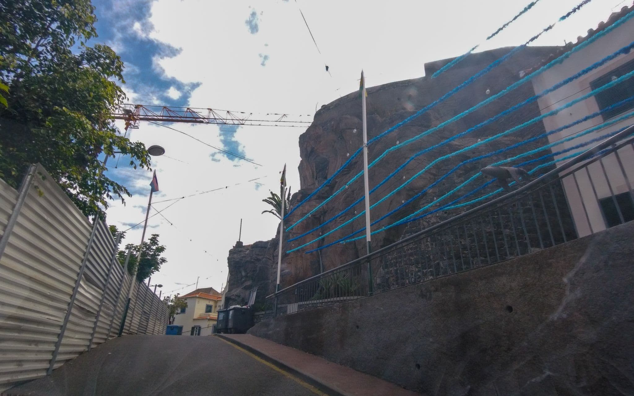 Street view near Pestana Churchill Bay, Câmara de Lobos — © nunocaldeira (CC BY-SA · Mapillary)