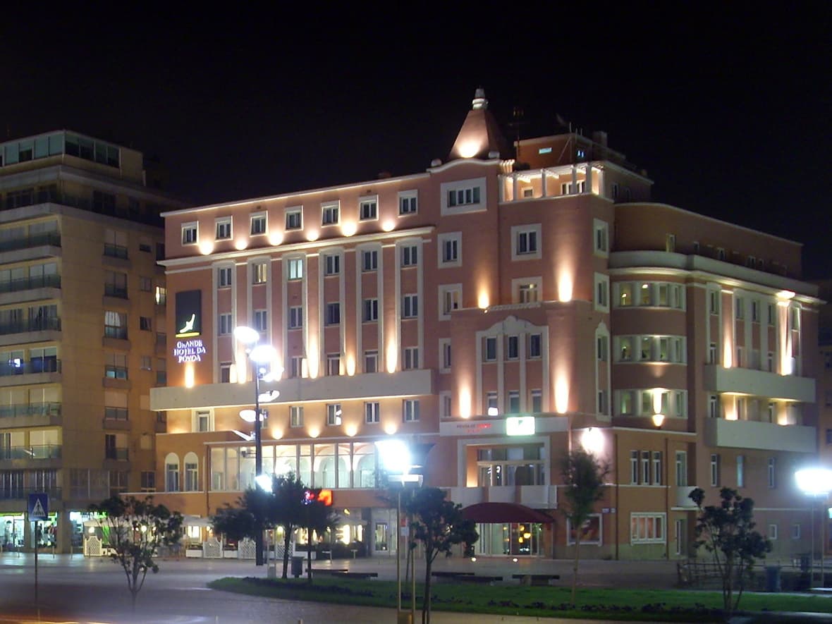 Grande Hotel da Póvoa (via Wikimedia Commons, CC BY-SA 3.0)