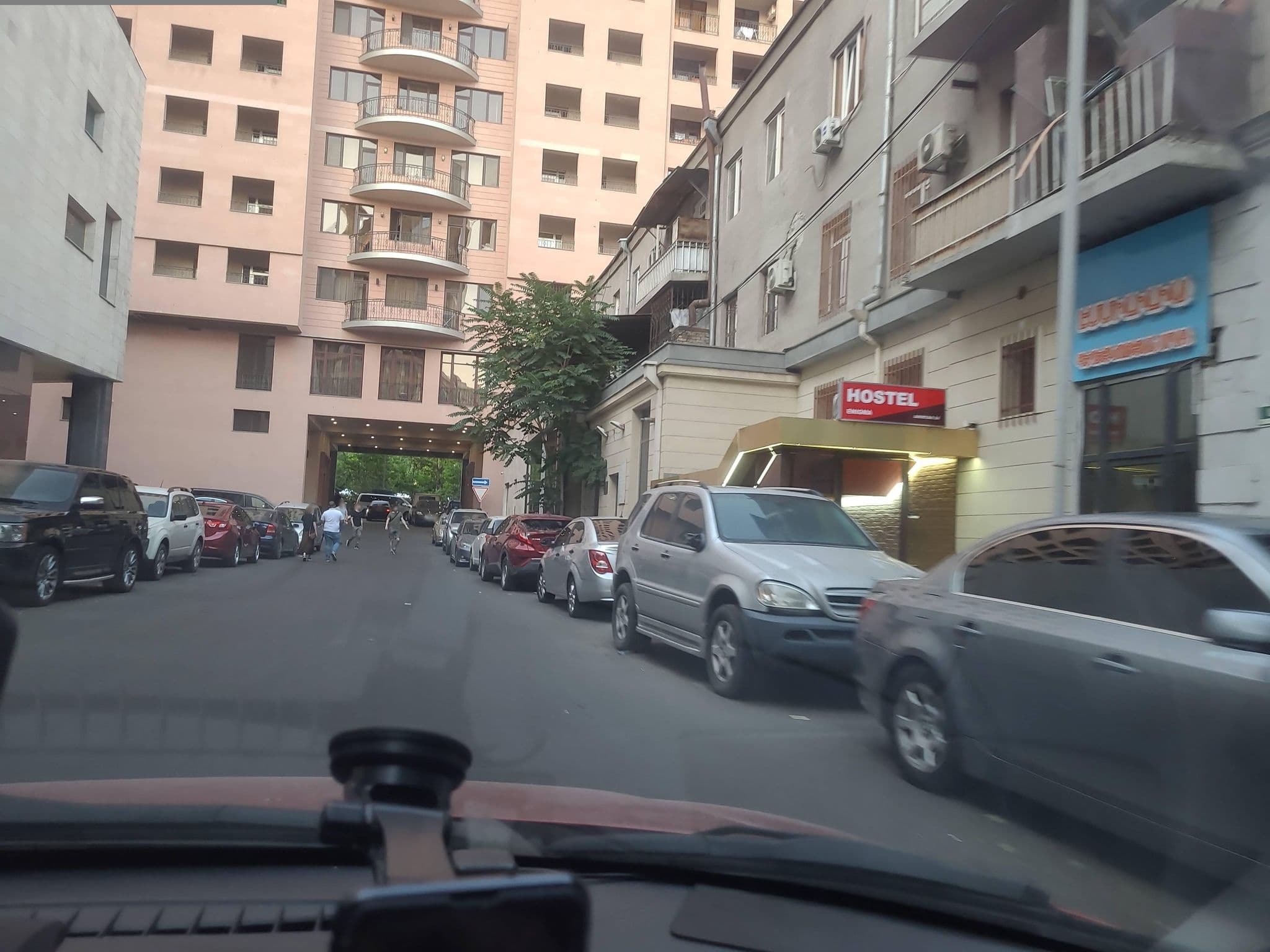 Street view near Sweet Home, Kentron — © noktoborus (CC BY-SA · Mapillary)