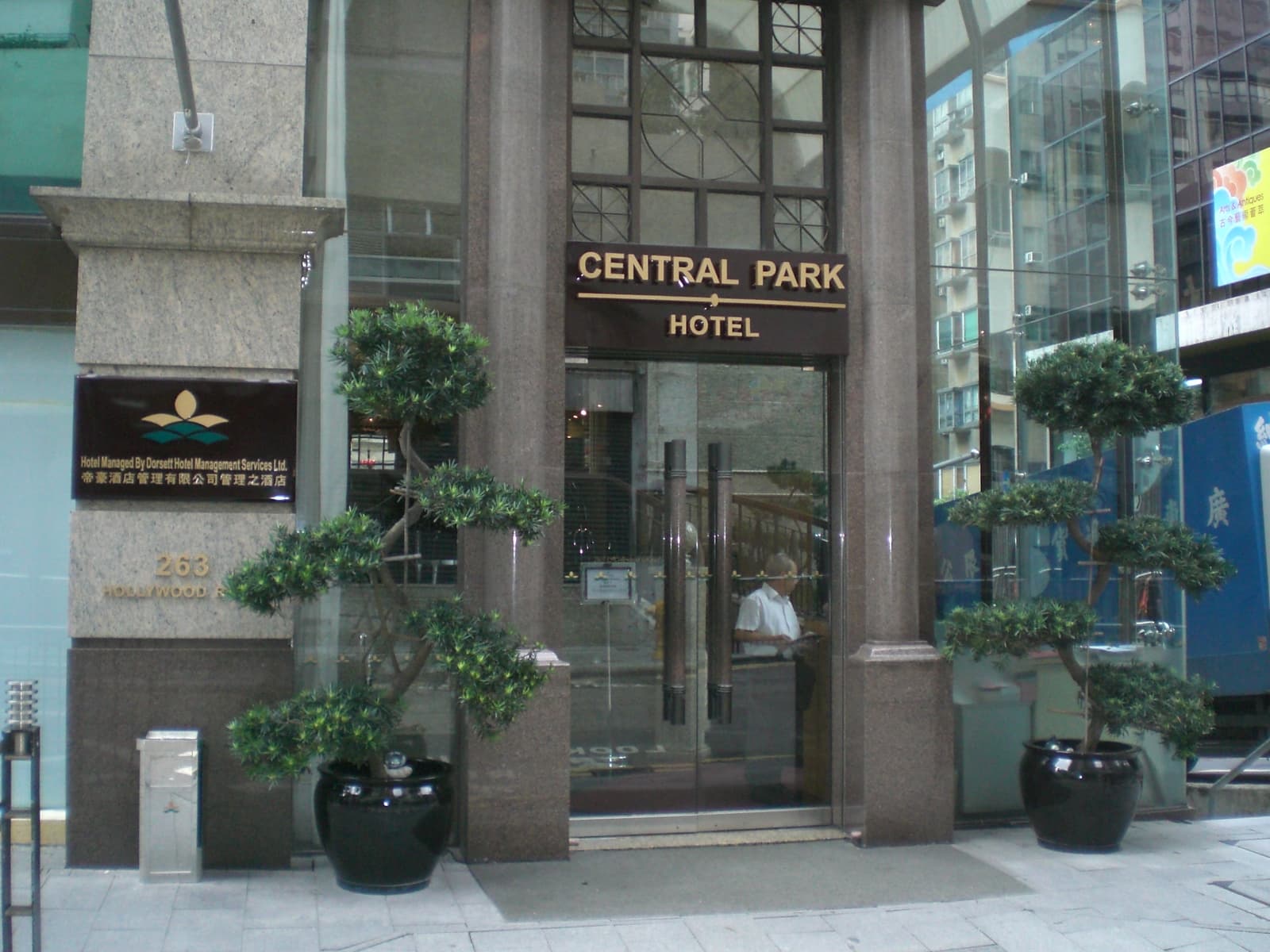 Travelodge Central, Hollywood Road (via Wikimedia Commons, CC BY-SA 3.0)
