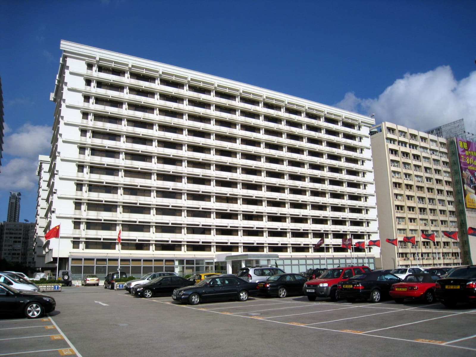 Marco Polo Hongkong Hotel      馬哥孛羅香港酒店 (via Wikimedia Commons, CC BY-SA 3.0)