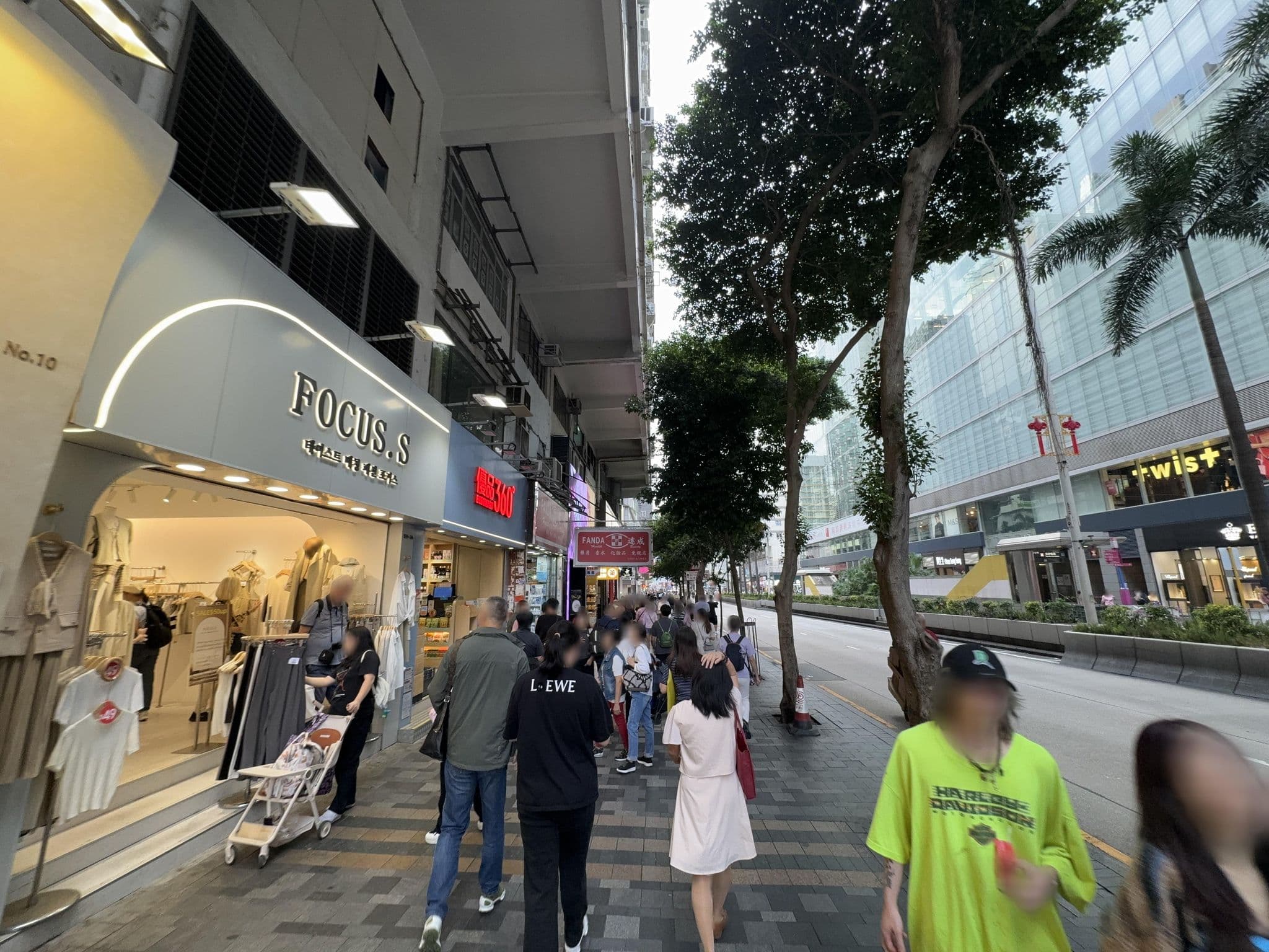 Street view near Worldwide Guesthouse, Tsim Sha Tsui — © filipb (CC BY-SA · Mapillary)