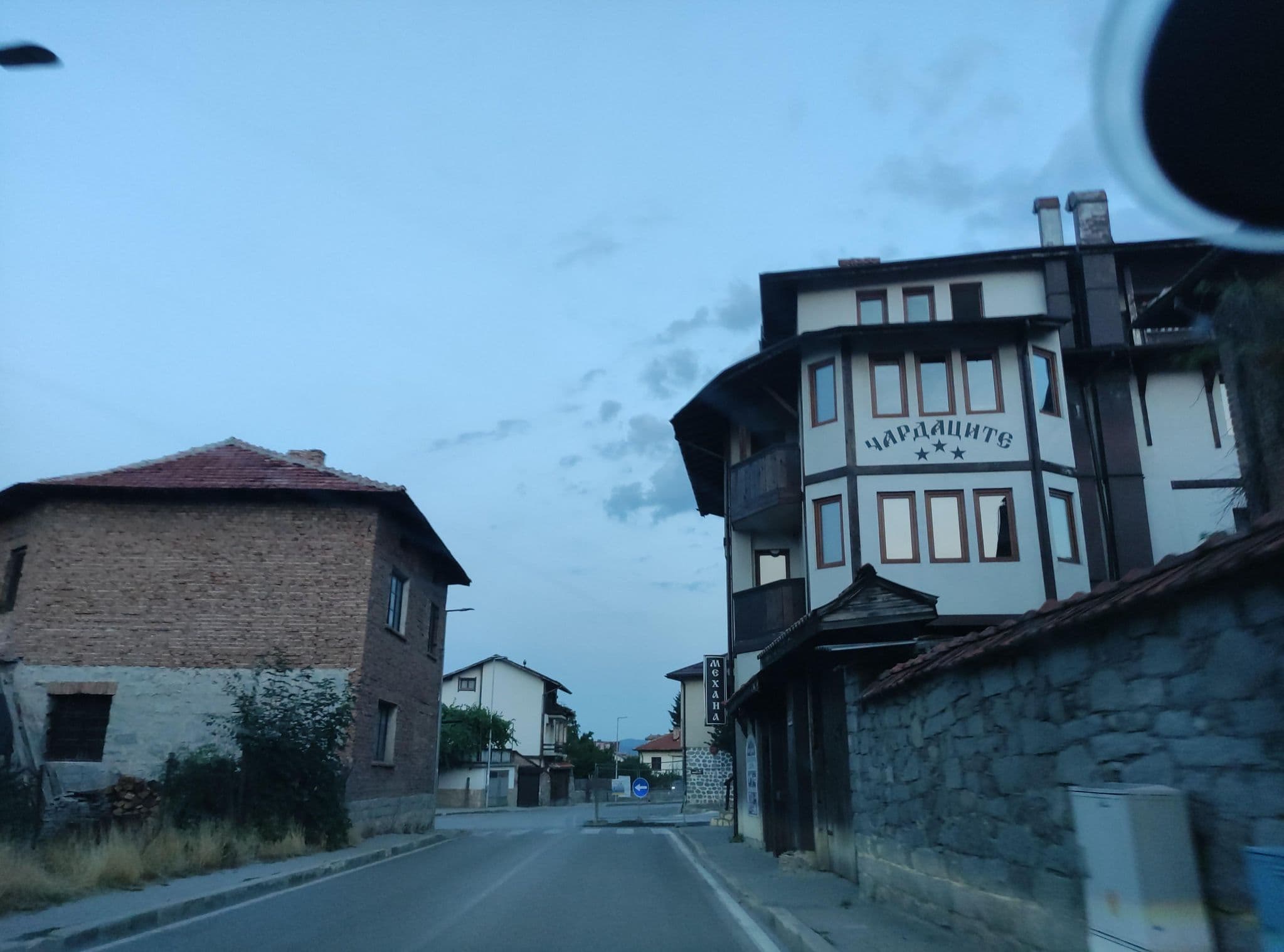 Street view near Hotel Chardatsite, Bansko — © neau (CC BY-SA · Mapillary)