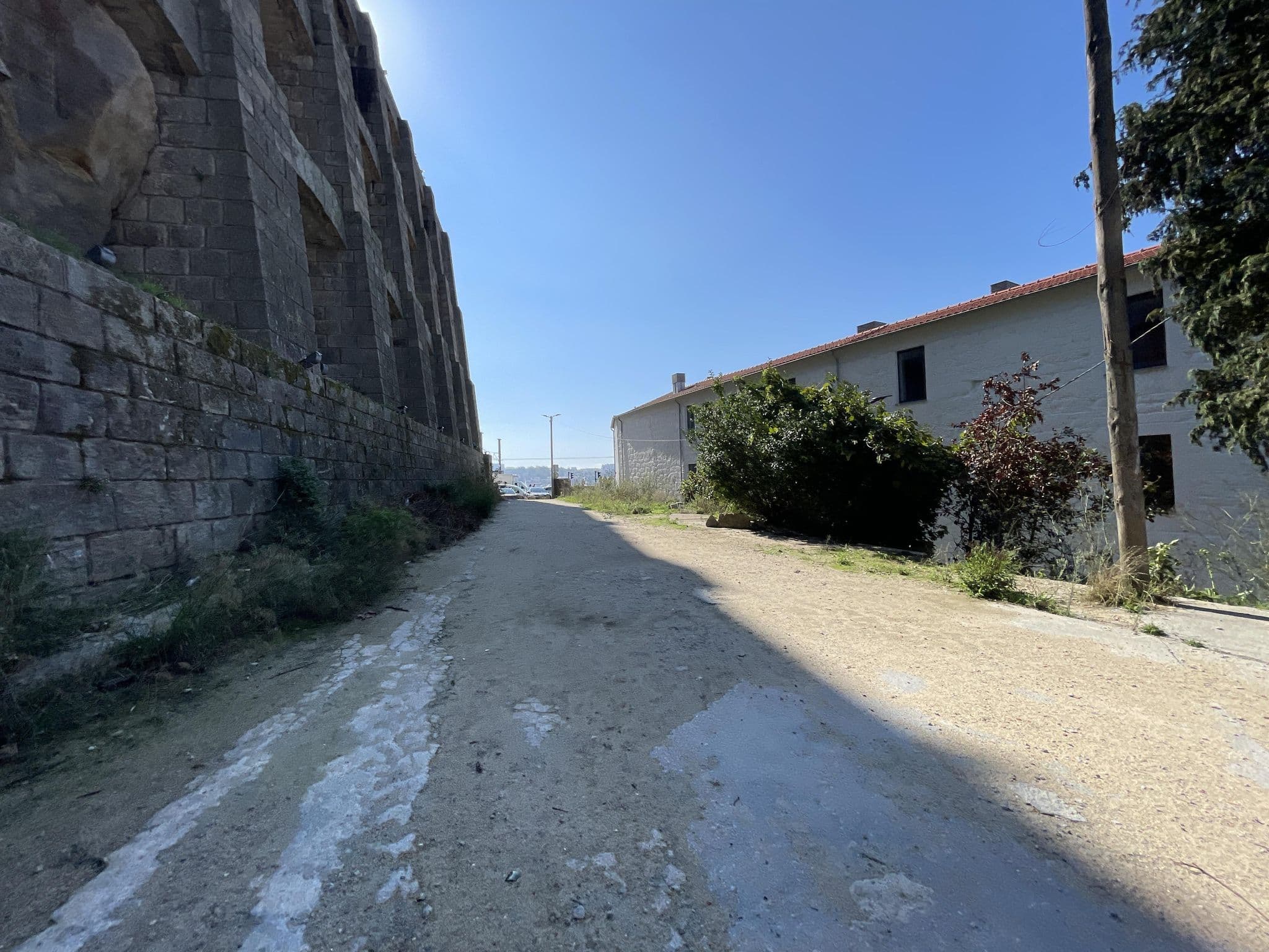 Street view near Vincci Ponte de Ferro, Porto