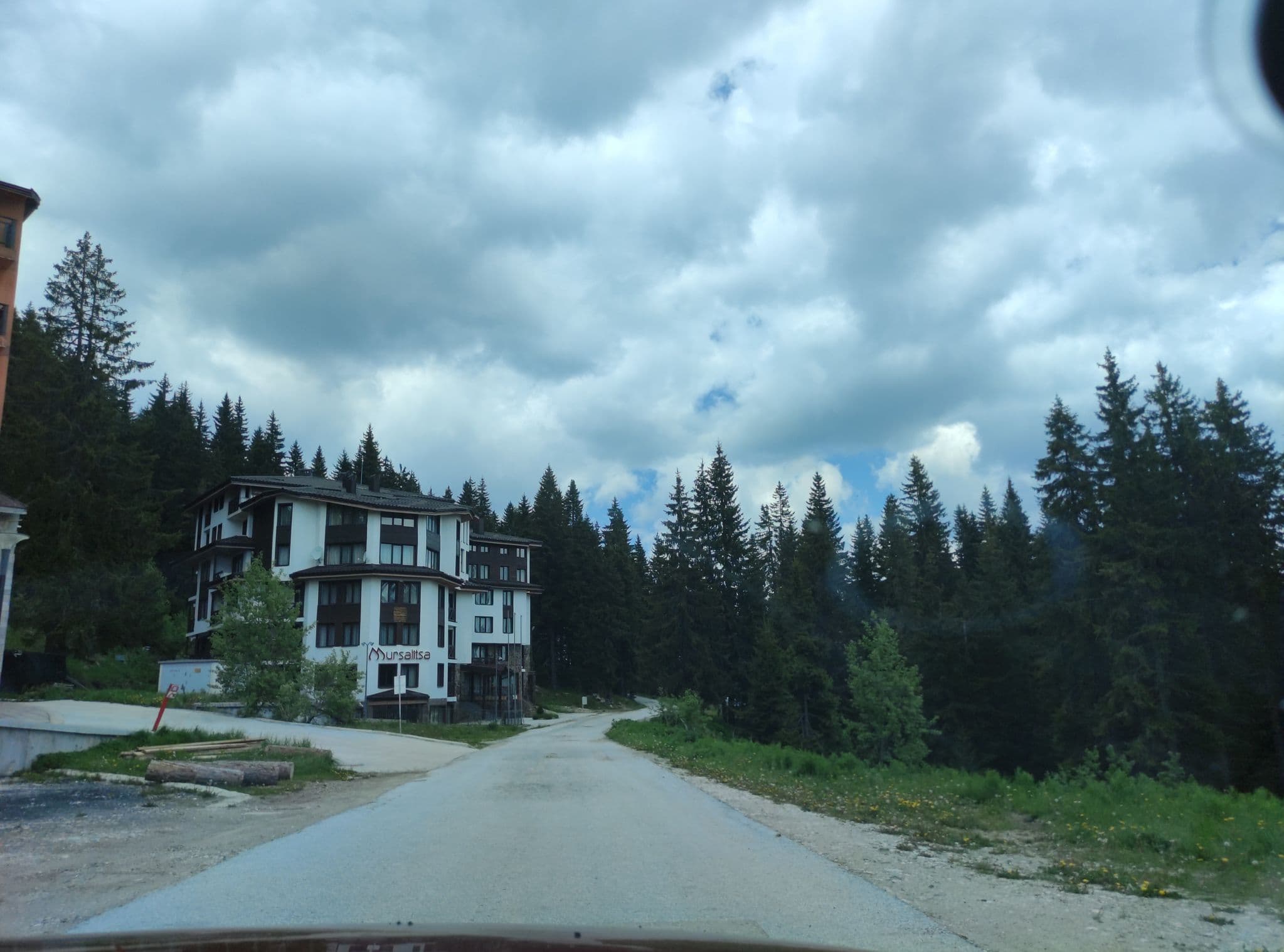Street view near Bellevue Spa Centre, Smolyan — © neau (CC BY-SA · Mapillary)