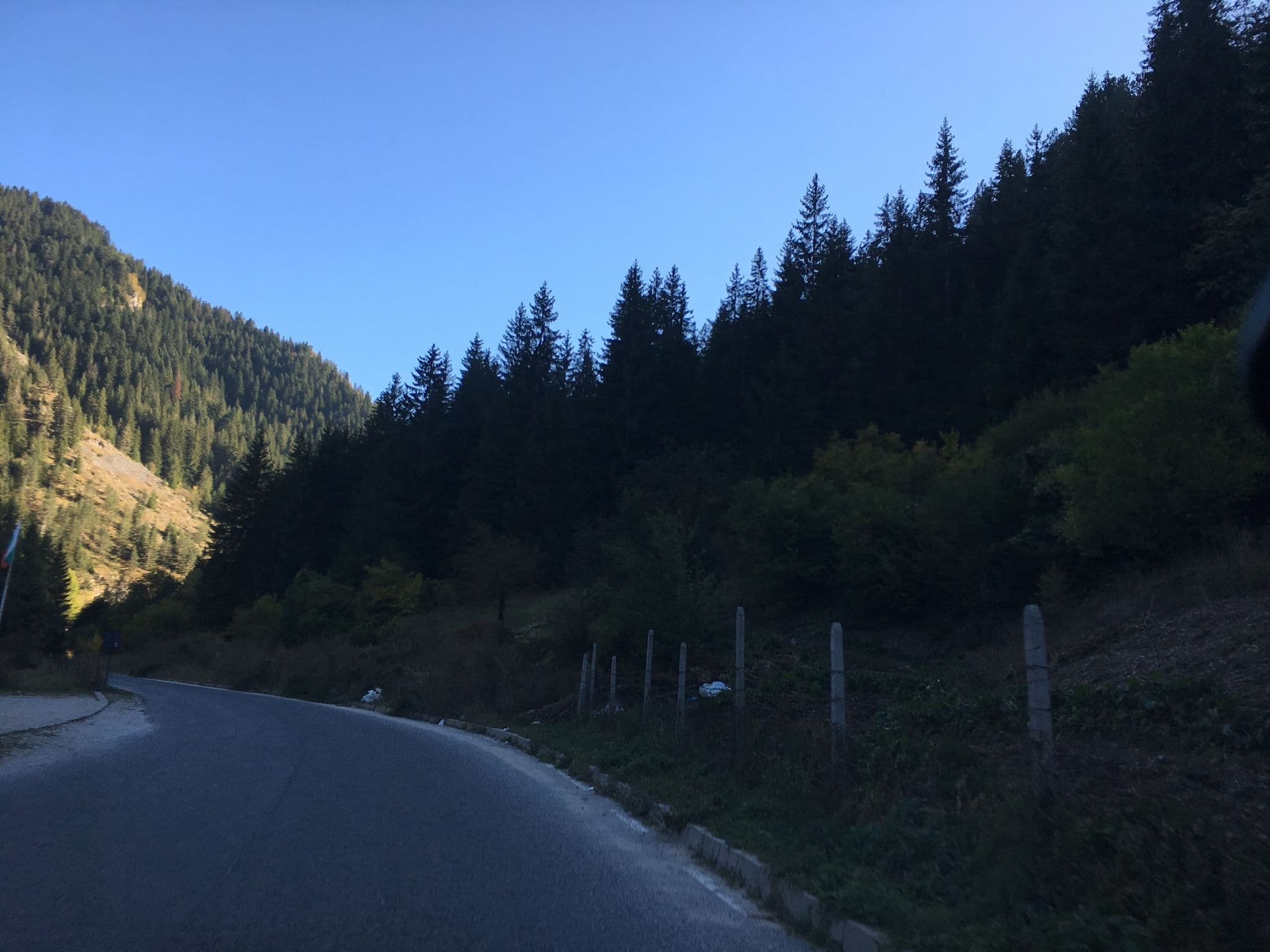 Street view near Семеен хотел Аркан Хан, Gyovren — © rerex (CC BY-SA · Mapillary)