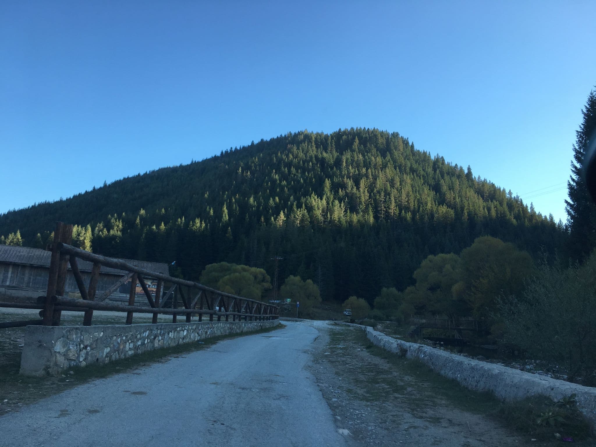 Street view near Гнездото На Орлите, Gyovren — © rerex (CC BY-SA · Mapillary)