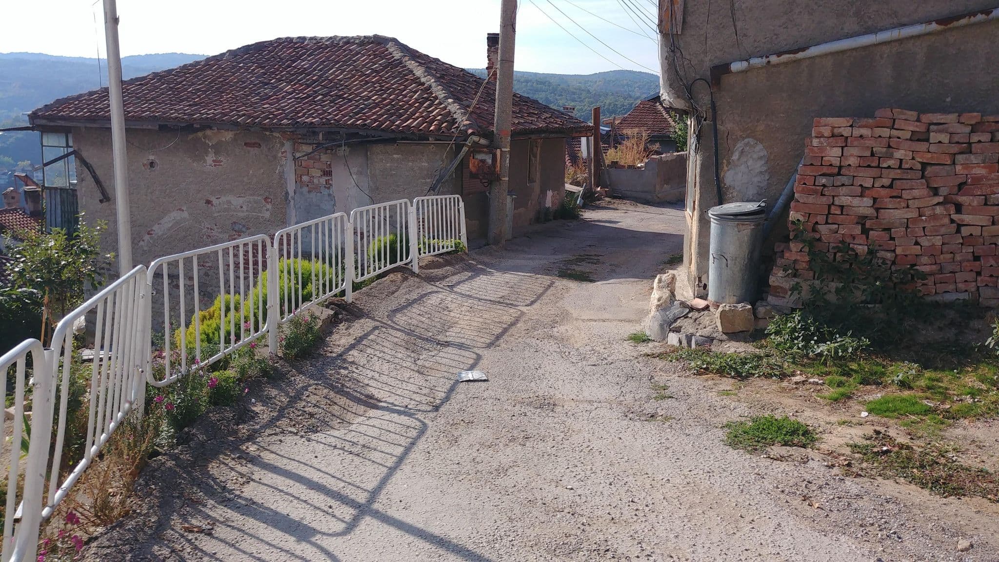 Street view near Adel Apartments, Veliko Tŭrnovo — © theostefan (CC BY-SA · Mapillary)
