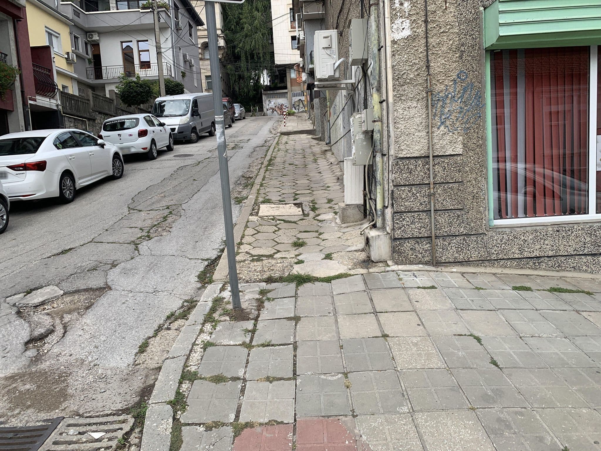 Street view near Hotel Central, Veliko Tŭrnovo — © robot8a (CC BY-SA · Mapillary)