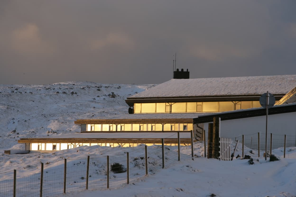 Hotel Føroyar (via Wikimedia Commons, Public domain)