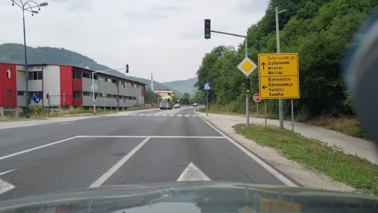 Street view near Hotel Out of Area, Bosnië, Hadžići — © roadroid (CC BY-SA · Mapillary)