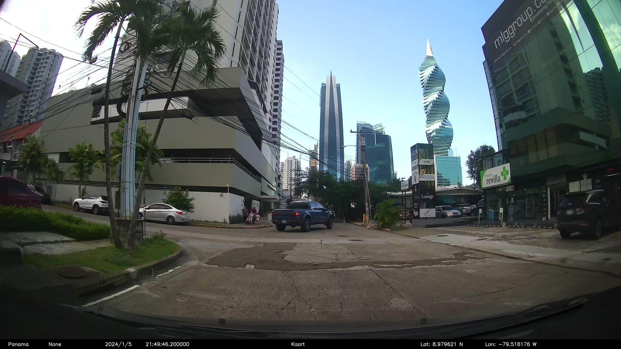 Street view near Sophia’s Hostel, Panama City — © kaart_2 (CC BY-SA · Mapillary)