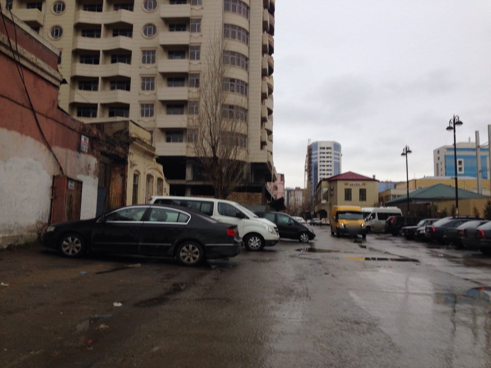 Street view near Rose&Crown hotel, Baku — © geomapper69 (CC BY-SA · Mapillary)