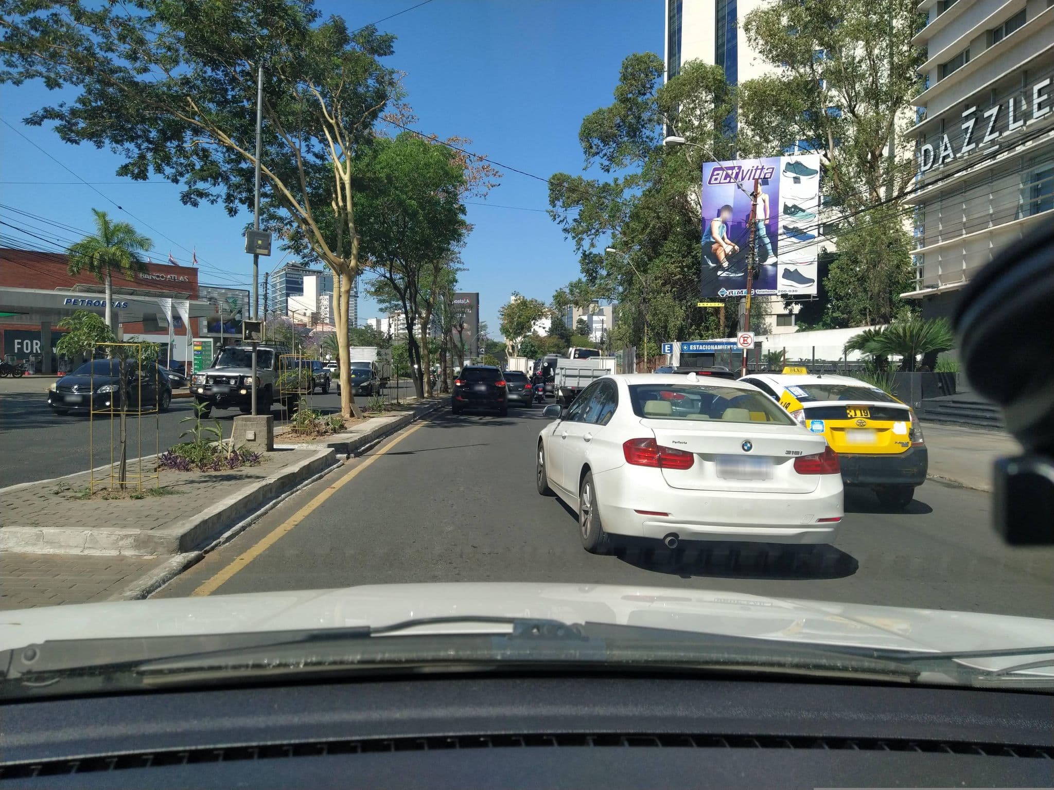 Street view near Dazzler Hotel Asuncion, Fernando de la Mora — © jjorrge (CC BY-SA · Mapillary)