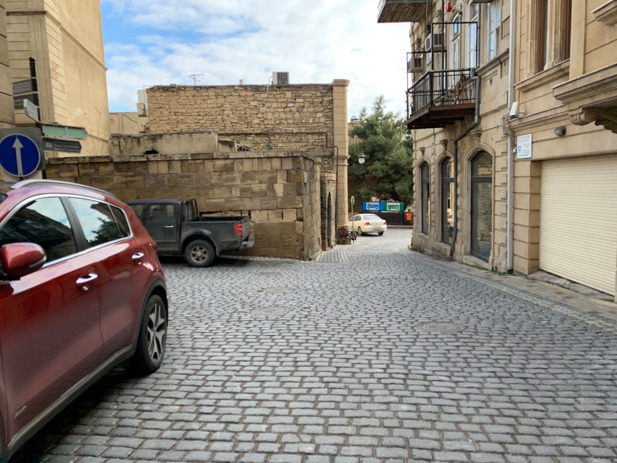 Street view near Old Baku Hotel, Badamdar — © robot8a (CC BY-SA · Mapillary)